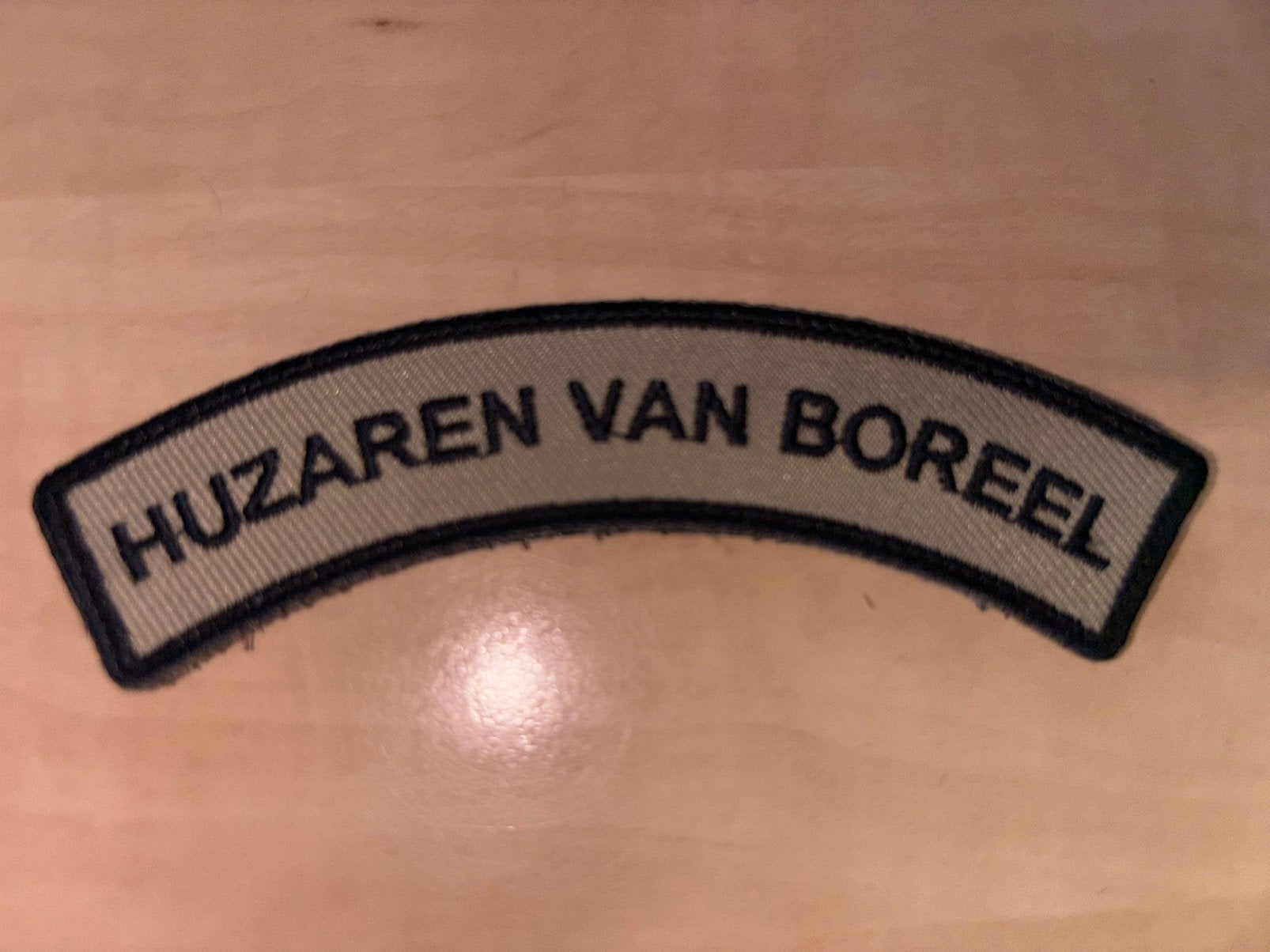 Straatnaam huzaren van boreel met velcro, Verzamelen, Militaria | Algemeen, Ophalen of Verzenden, Landmacht, Nederland, Embleem of Badge