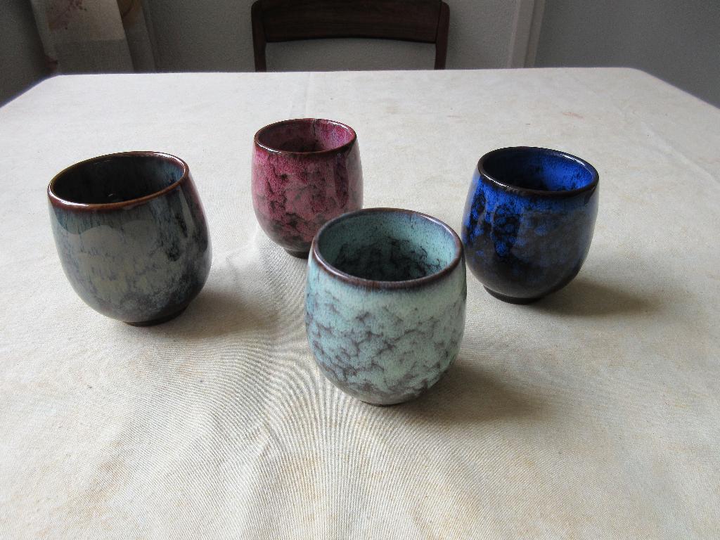 Set van vier koffiebekers, Keramiek, Nieuw, Ophalen of Verzenden, Overige stijlen
