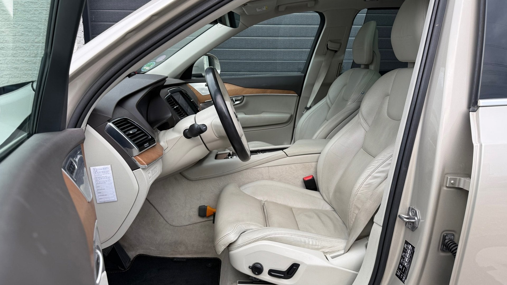 Volvo XC90 2.0 T8 Twin Engine AWD Inscription | B&W | Pano |, Auto's, Gebruikt, 7 stoelen, Bedrijf, Vierwielaandrijving