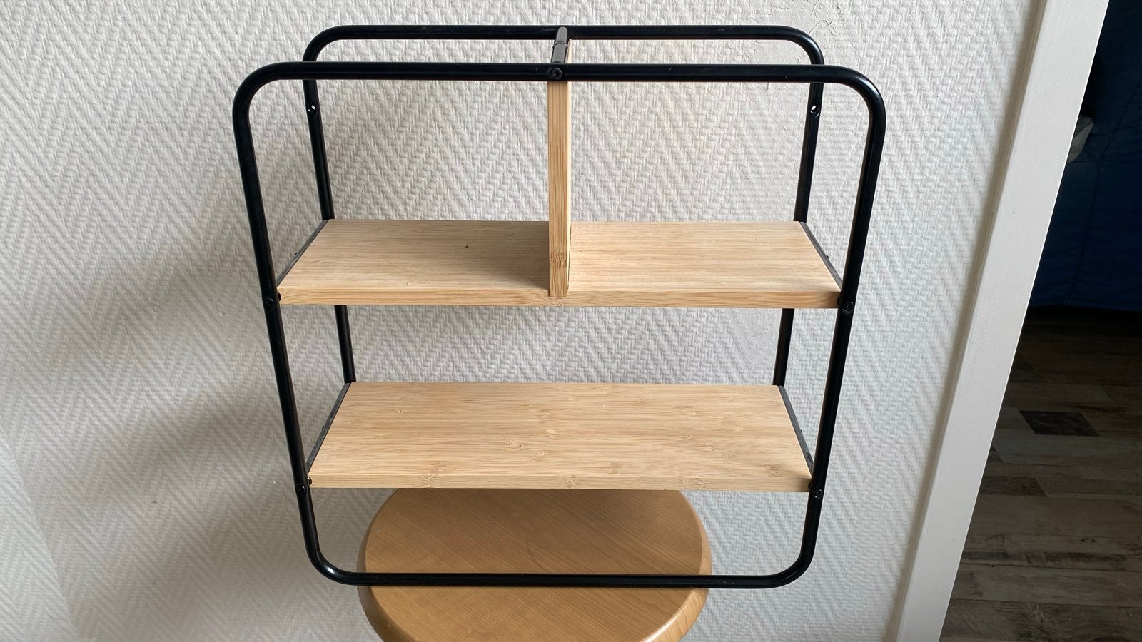 Stijlvol wandrek met bamboe planken en zwart metalen frame, Ophalen, Zo goed als nieuw