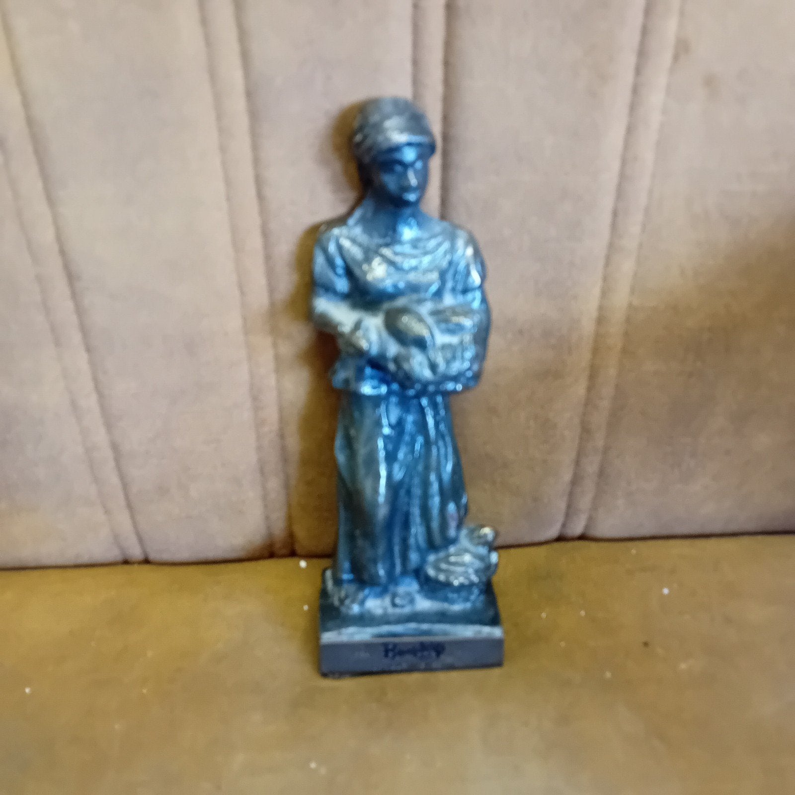 Vintage bronzen beeldje van vrouw met mand en kip, Minder dan 20 cm, Verzenden, Beeld, Bruin