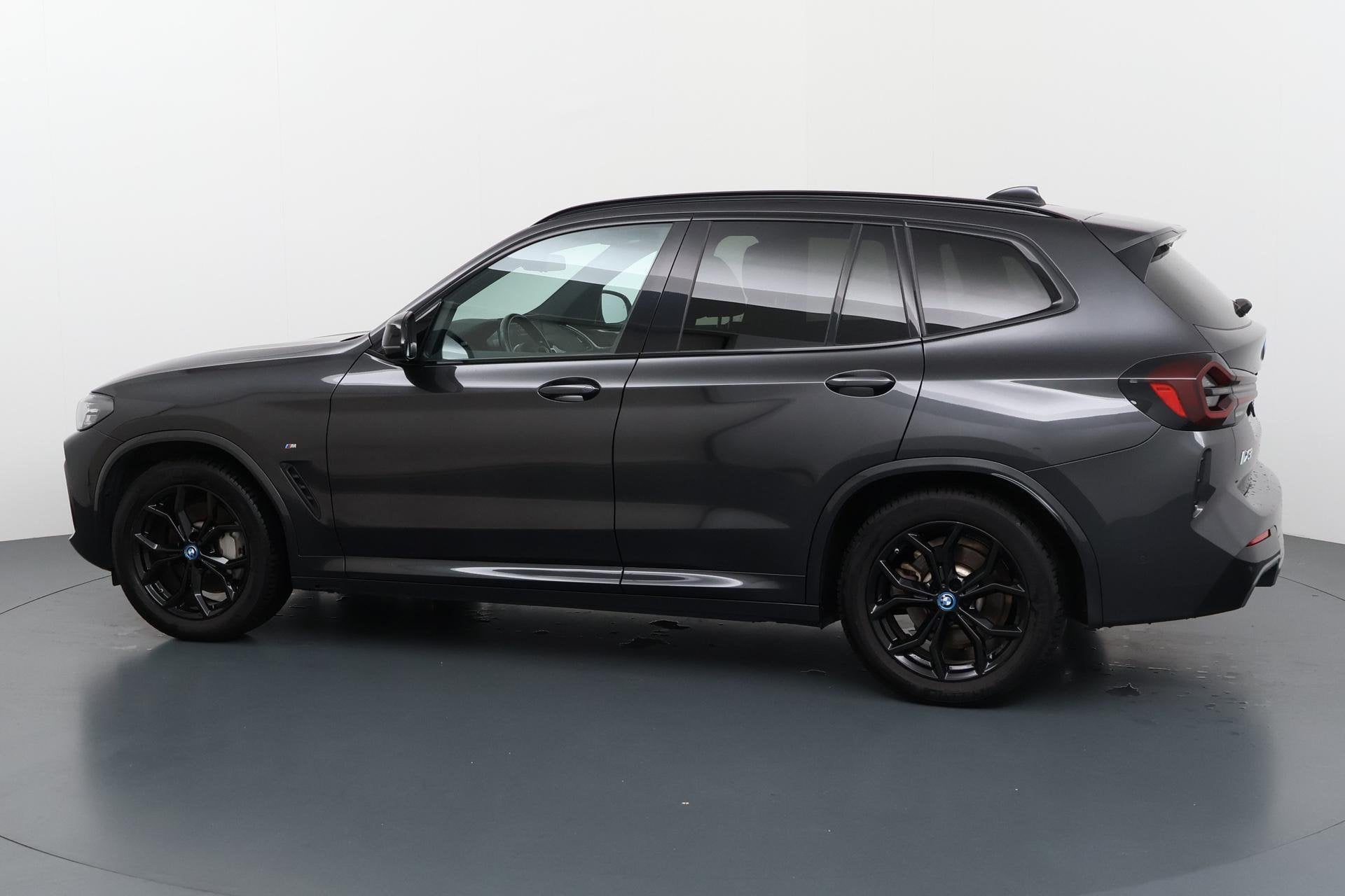 Foto 17 van BMW iX3 Executive 80 kWh Elektrisch rijden met stijl en een