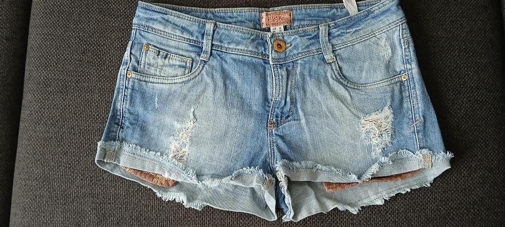 Stoere denim shorts van Bershka Maat 38, Maat 38/40 (M), Kort, Blauw, Gedragen