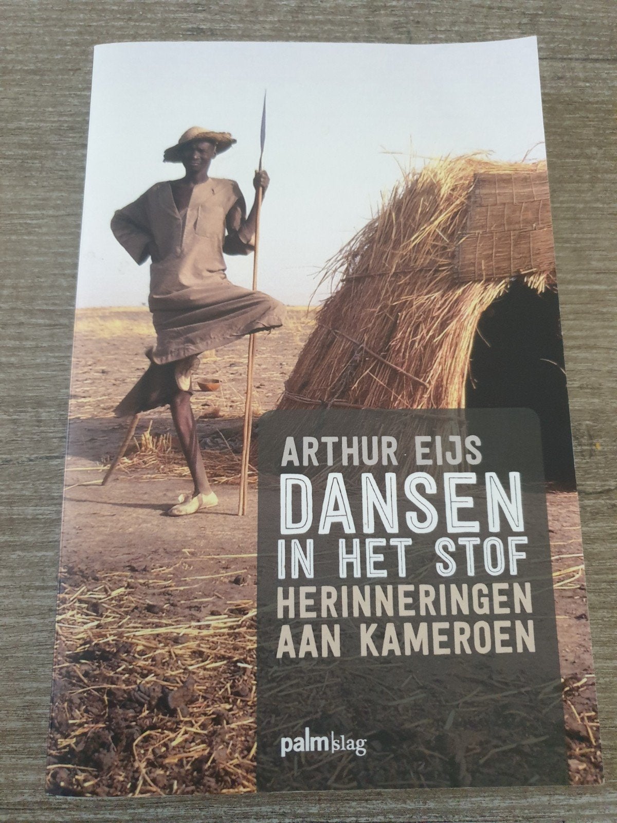 Dansen in het stof: Herinneringen aan Kameroen - Arthur Eijs, Ophalen of Verzenden, Gelezen, Arthur Eijs