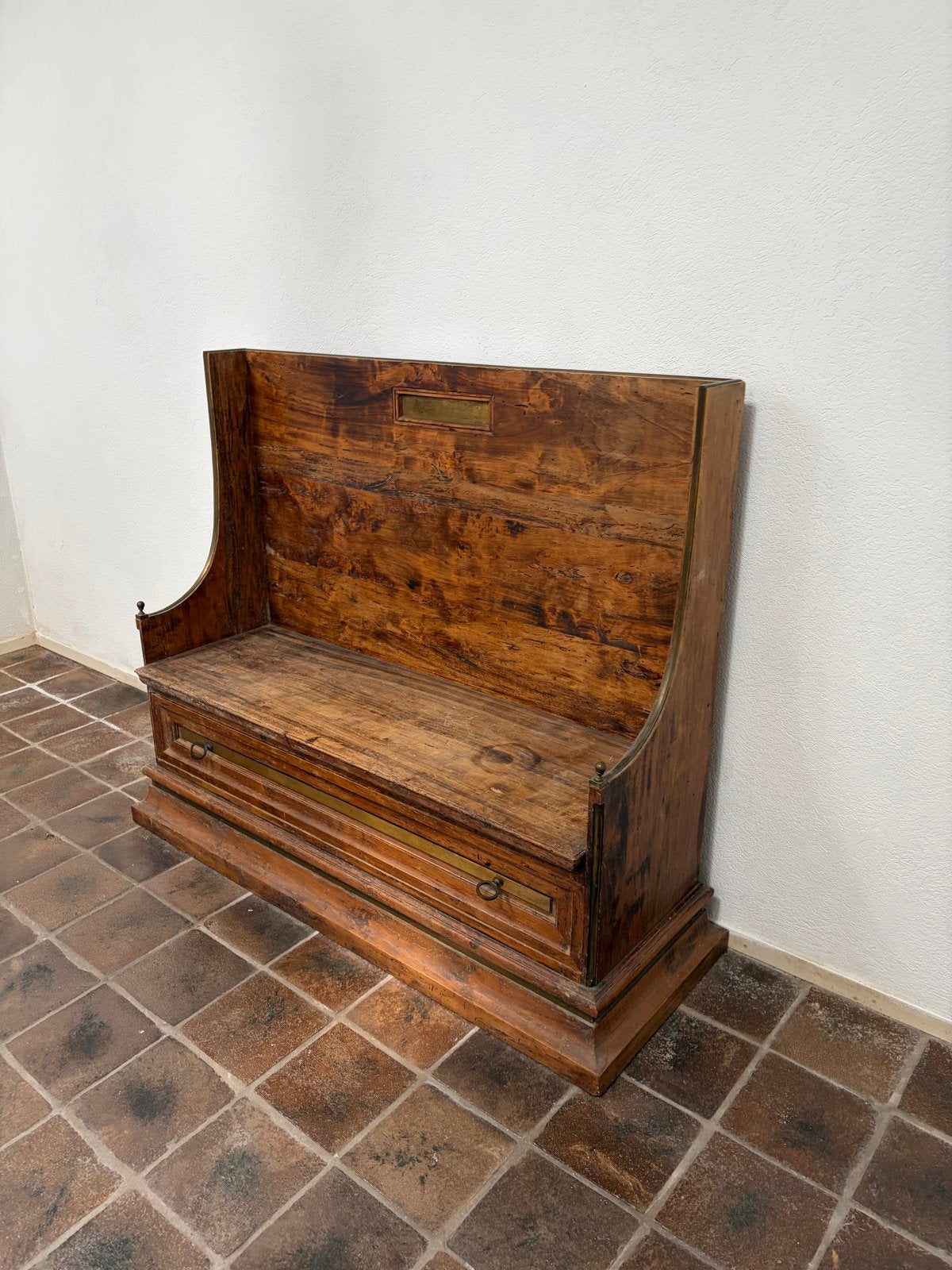 Antieke houten bank met messing details en opbergruimte, Antiek en Kunst, Ophalen
