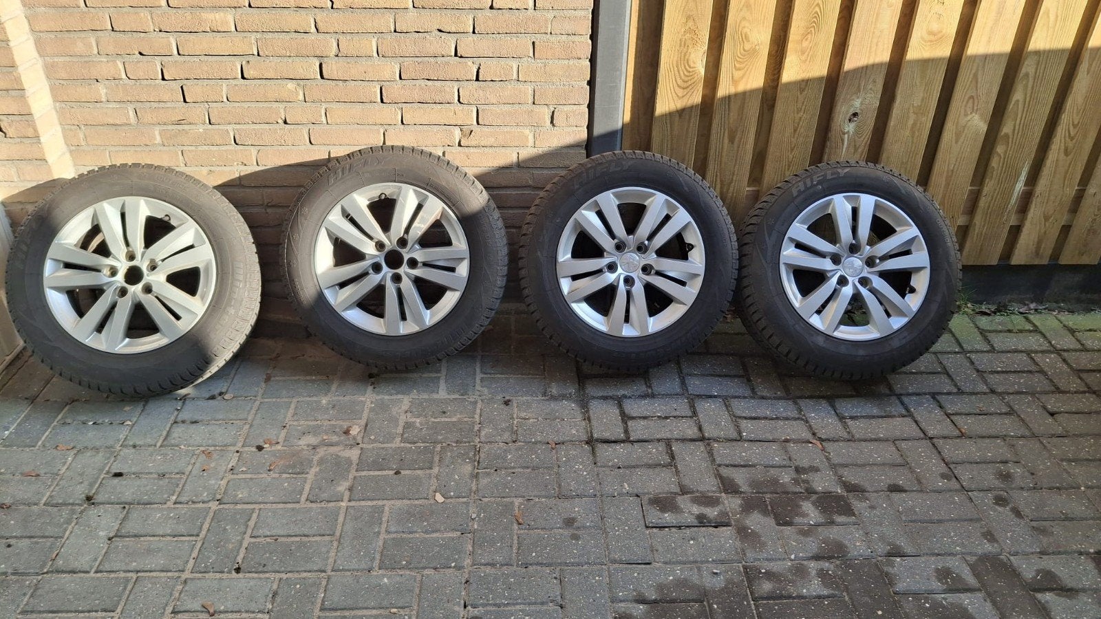 Hifly winterbanden met velgen 215/60R16, Auto-onderdelen, Ophalen, 16 inch, Banden en Velgen, Winterbanden