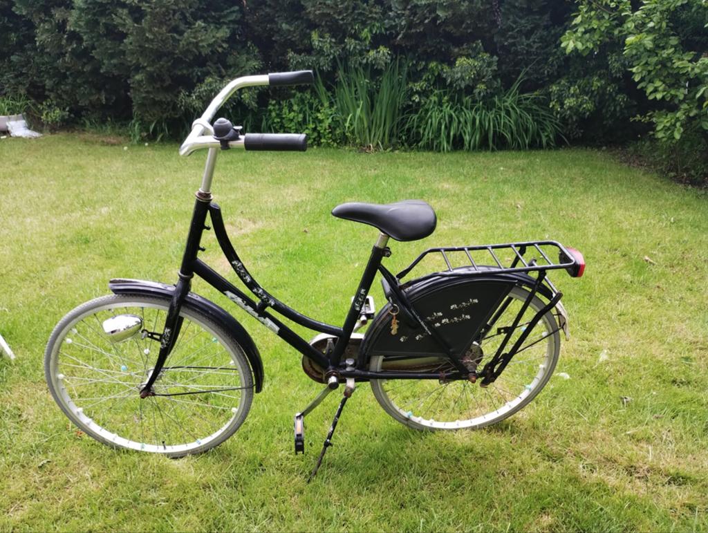 Zwarte meisjesfiets met bagagedrager en terugtraprem, Fietsen en Brommers, Fietsen | Meisjes, Terugtraprem, Gebruikt, 24 inch