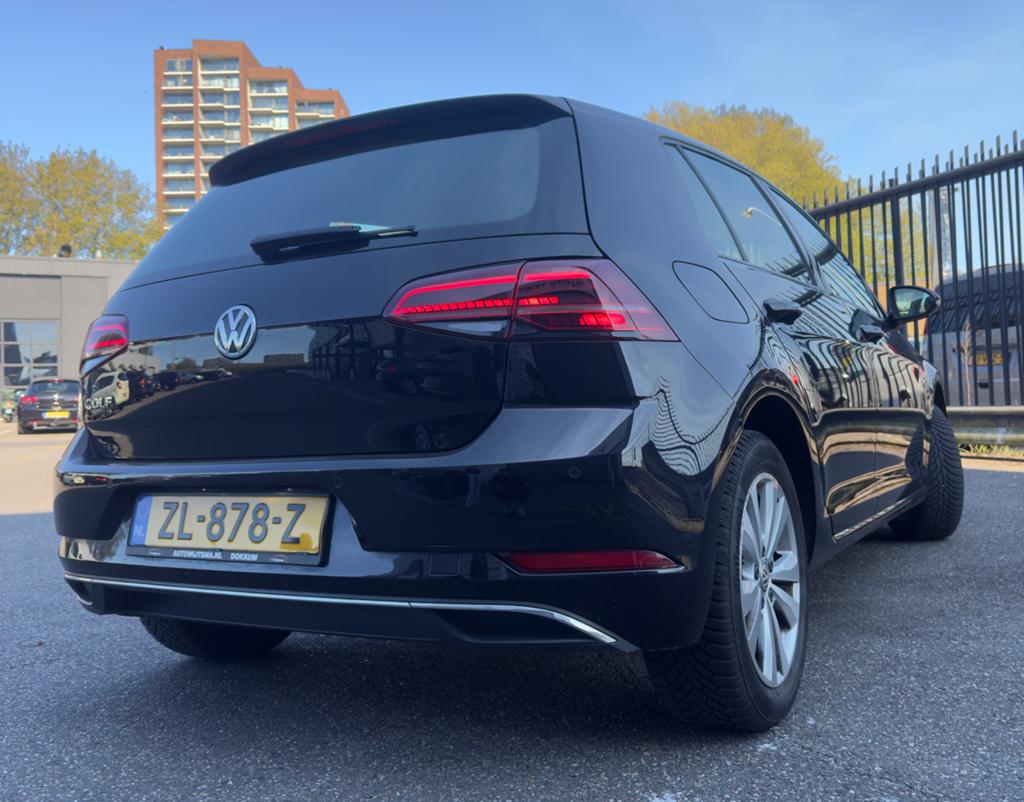Volkswagen Golf 1.0 TSI 115pk 7-DSG 5D 2019 Stoelmassage, Auto's, 1165 kg, Alcantara, Zwart, Origineel Nederlands