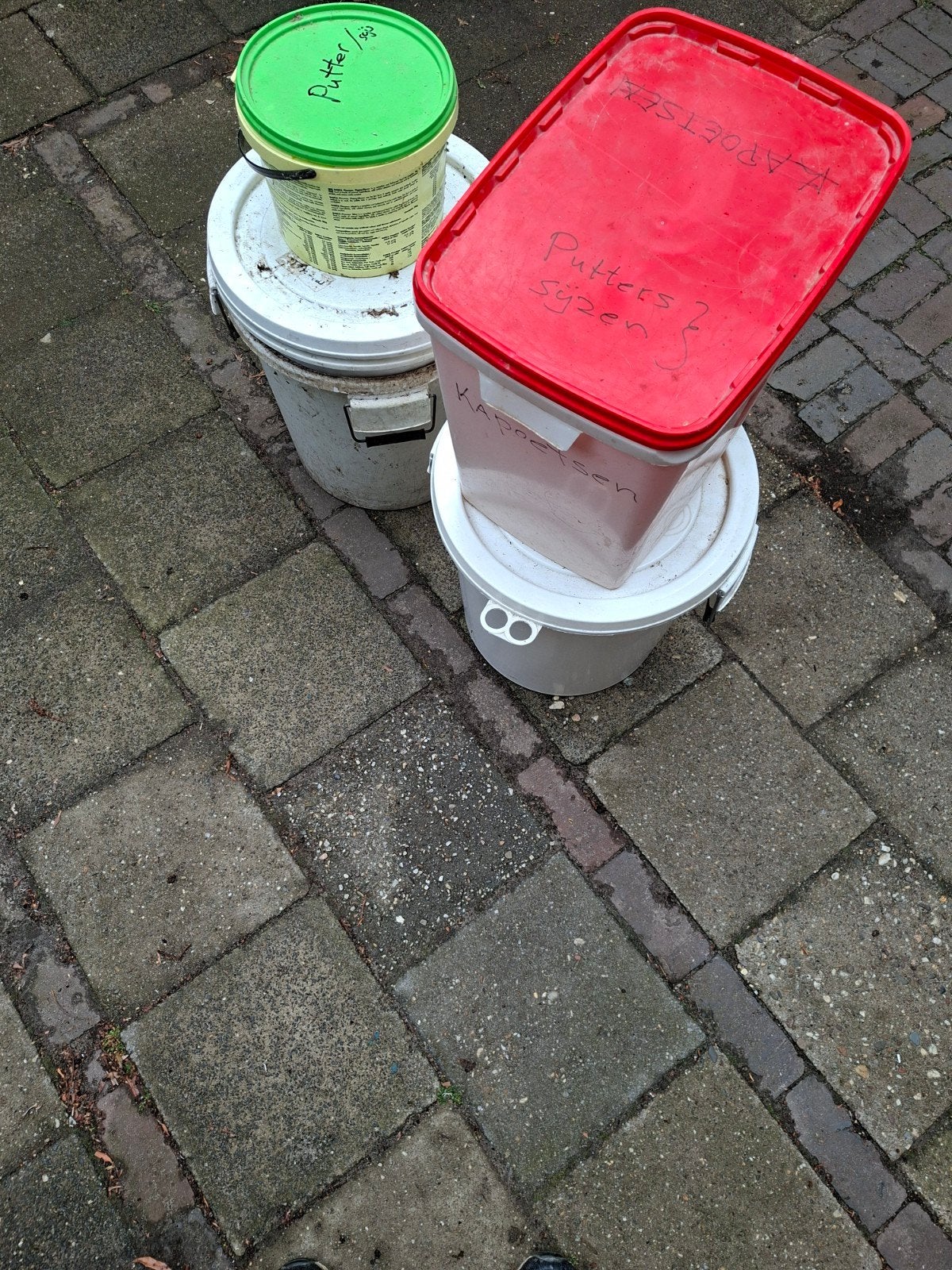 Afsluitbare emmers, Ophalen