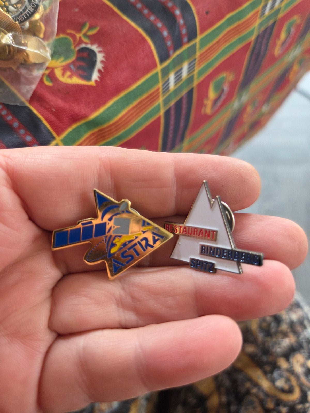 Setje pins: Astra en Restaurant Rinderberg Spiez, Ophalen of Verzenden
