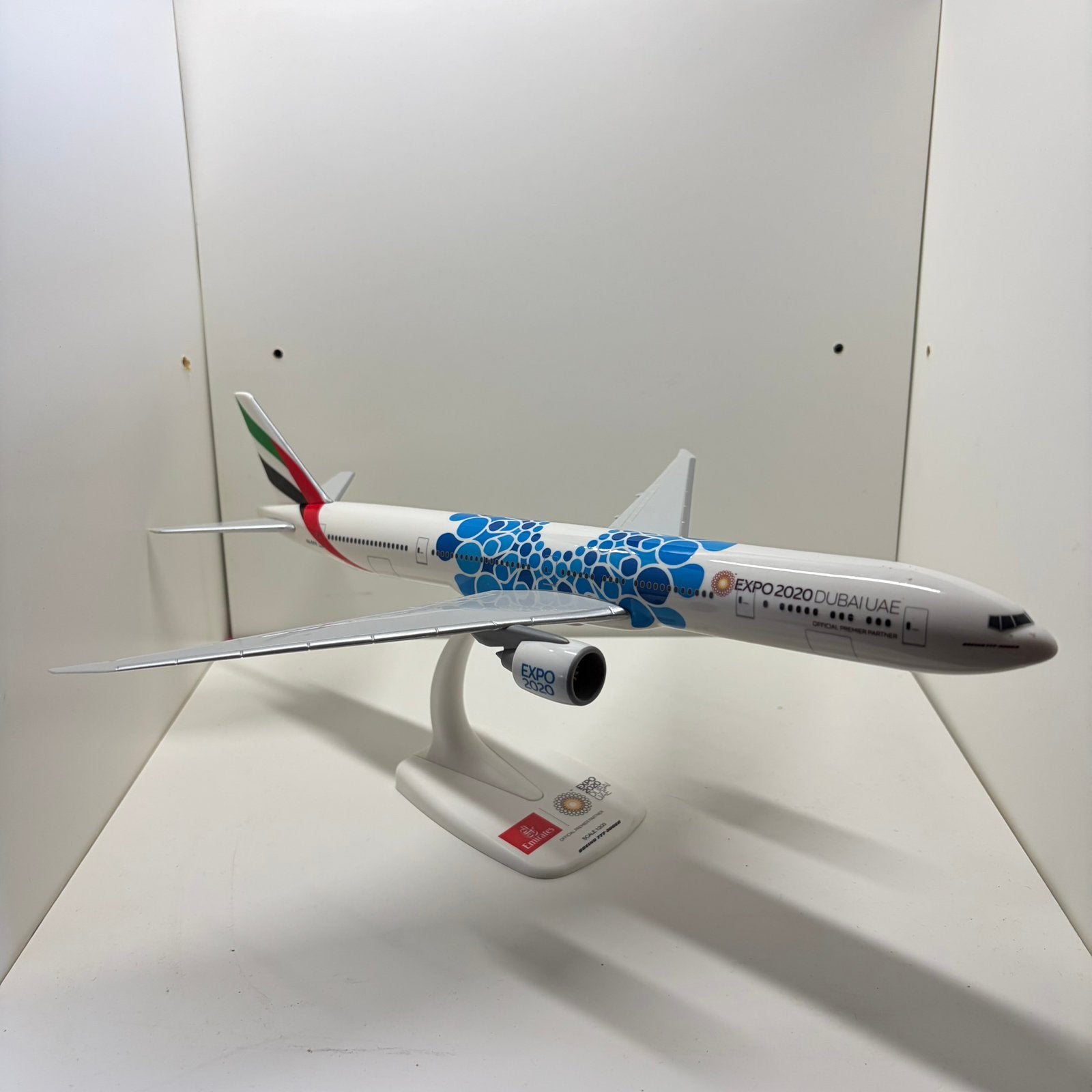 Emirates Boeing 777-300 Expo 2020 blauwe livery 1:200, Ophalen of Verzenden, Nieuw, Schaalmodel