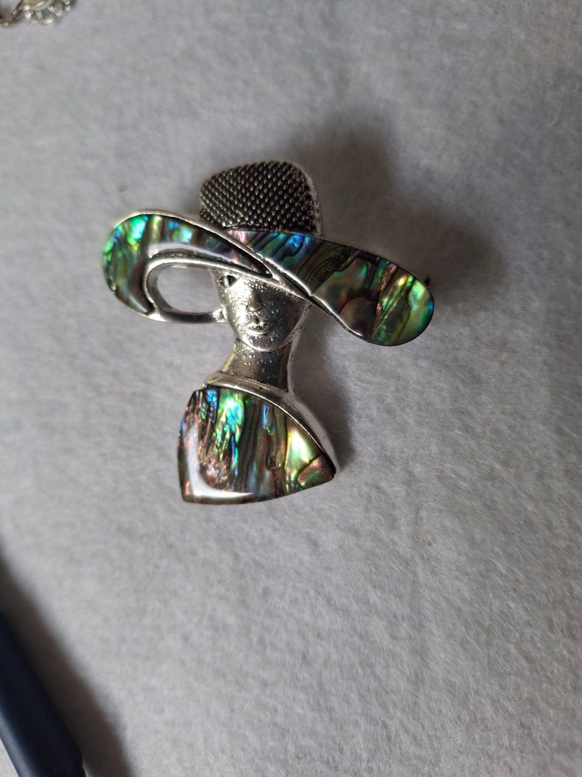 Leuke abalone broche/dame met hoed, Verzenden, Overige kleuren, Overige materialen