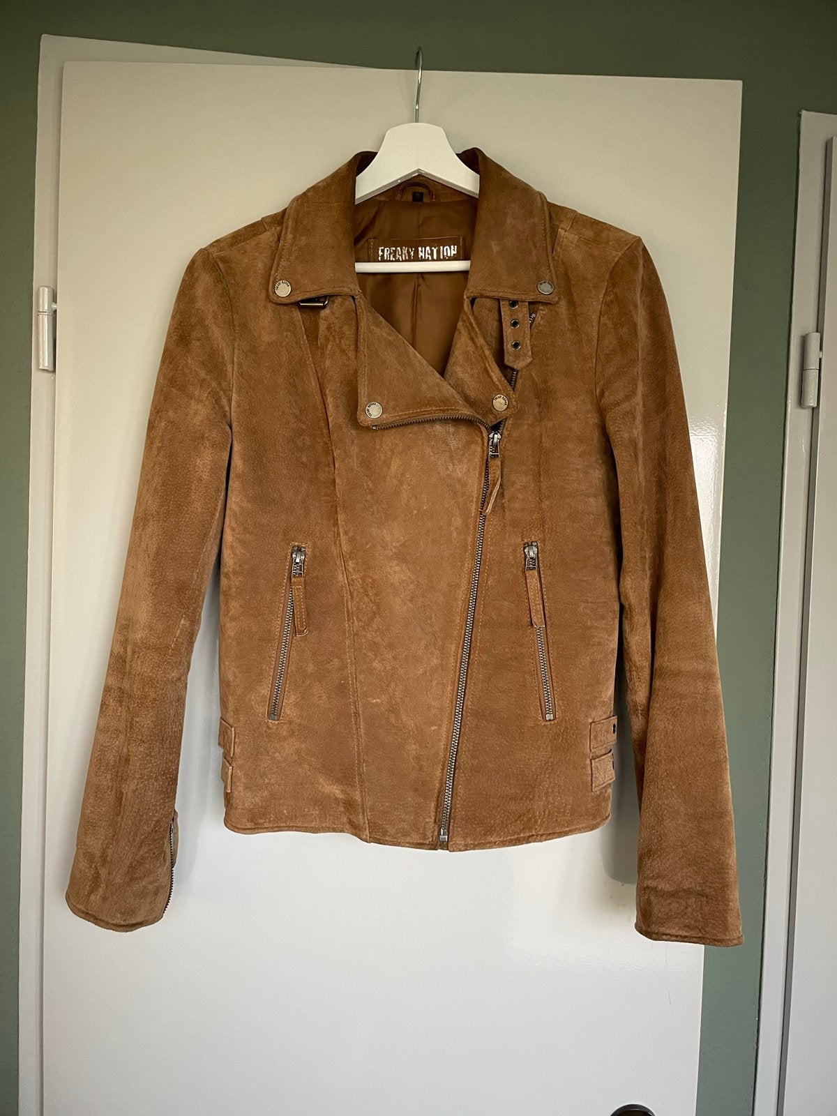 Cognac suède bikerjasje - Freaky Nation, Ophalen of Verzenden, Zo goed als nieuw, Maat 38/40 (M), Bruin