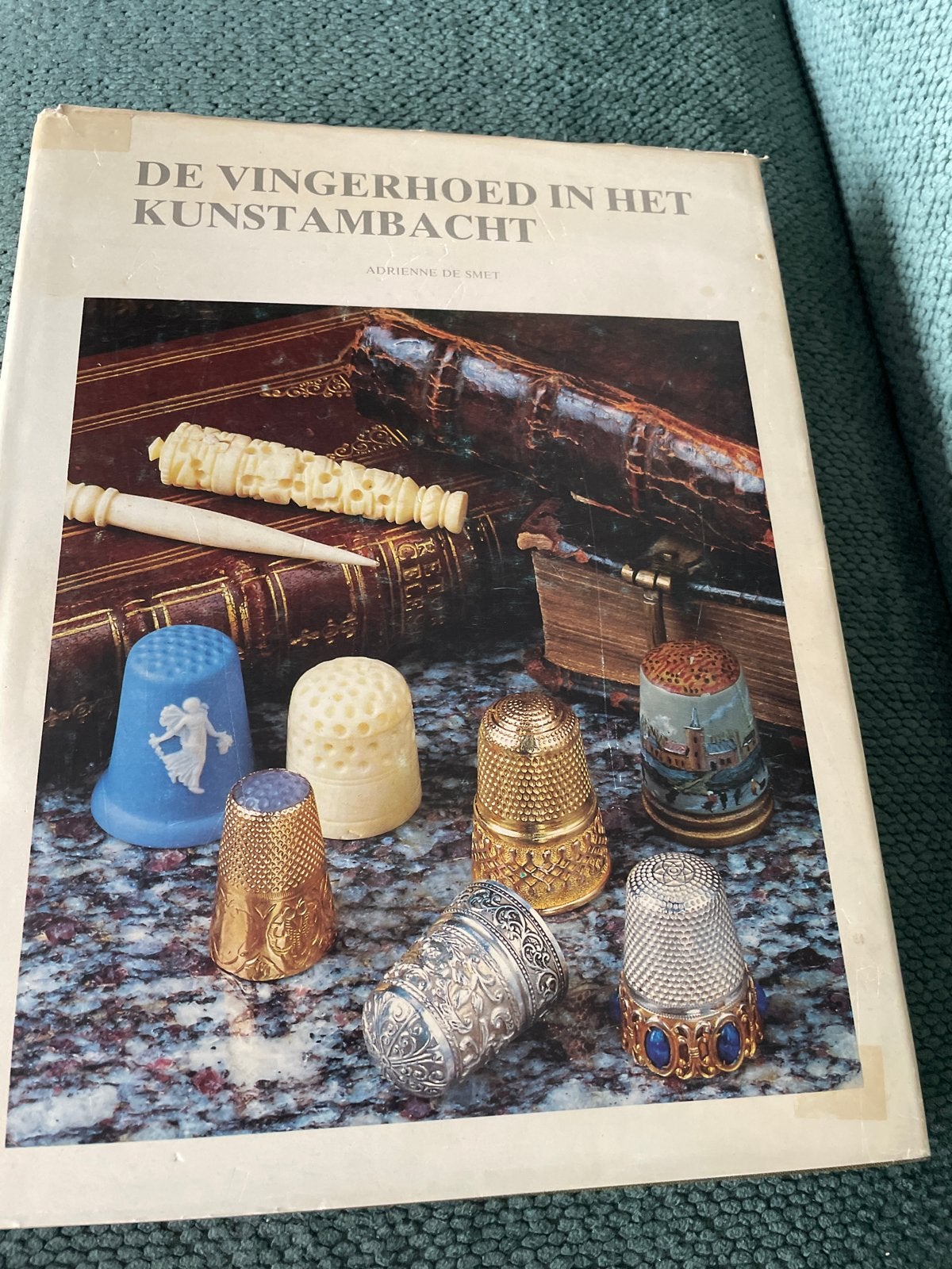 De Vingerhoed in het Kunstambacht - Adrienne de Smet, Boeken, Verzenden, Zo goed als nieuw, Overige onderwerpen