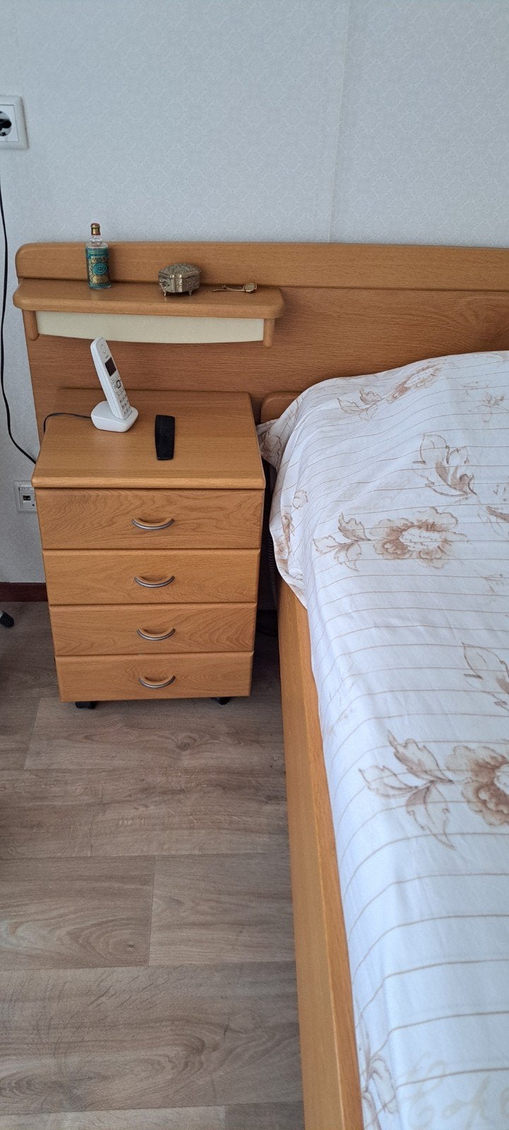 een persoonsbed en nachtkastje, Ophalen of Verzenden, Gebruikt, Tweepersoons