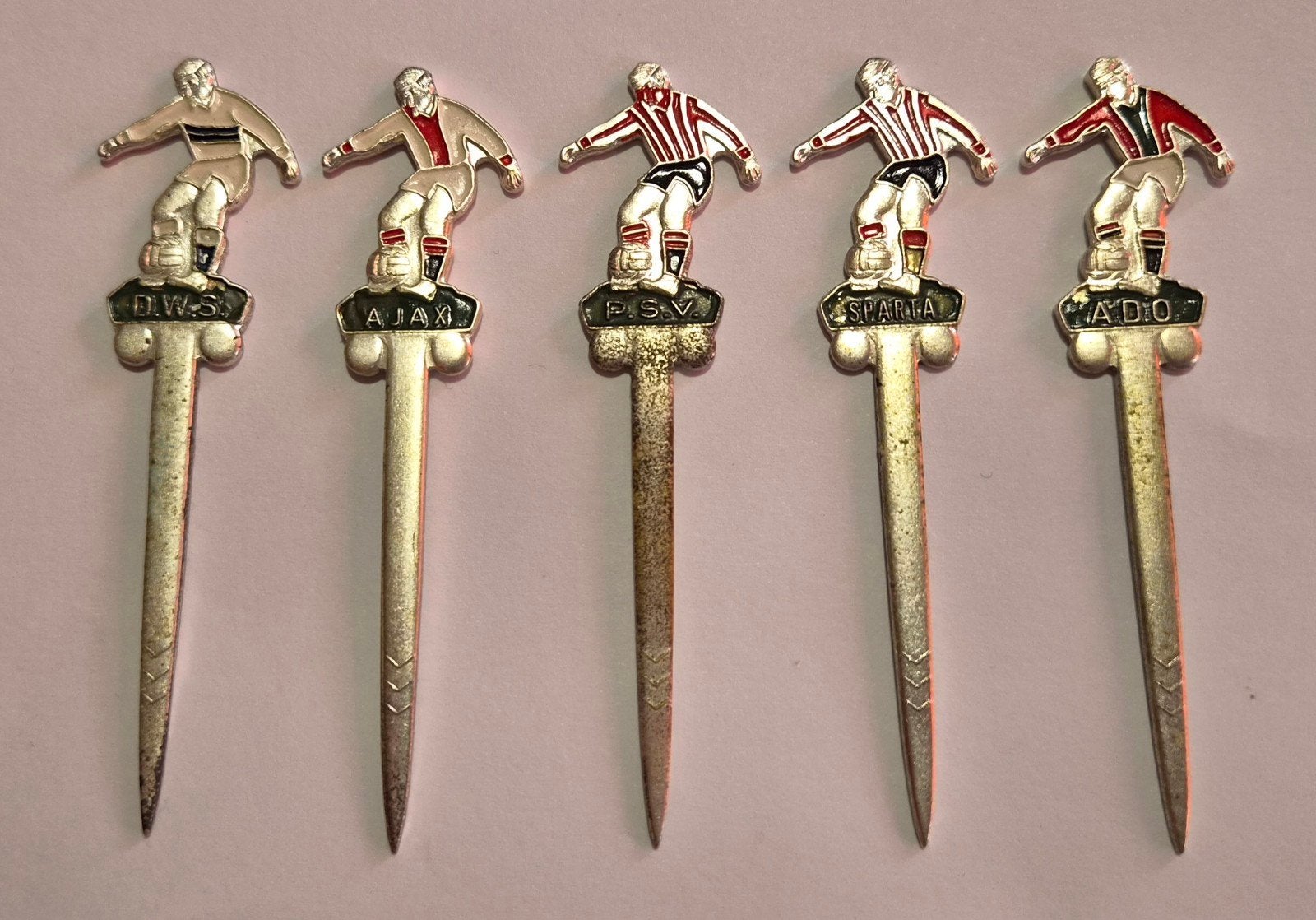 "Voetbalmemorabilia" Prikker / briefopener 7 cm voetballer !, Ophalen of Verzenden