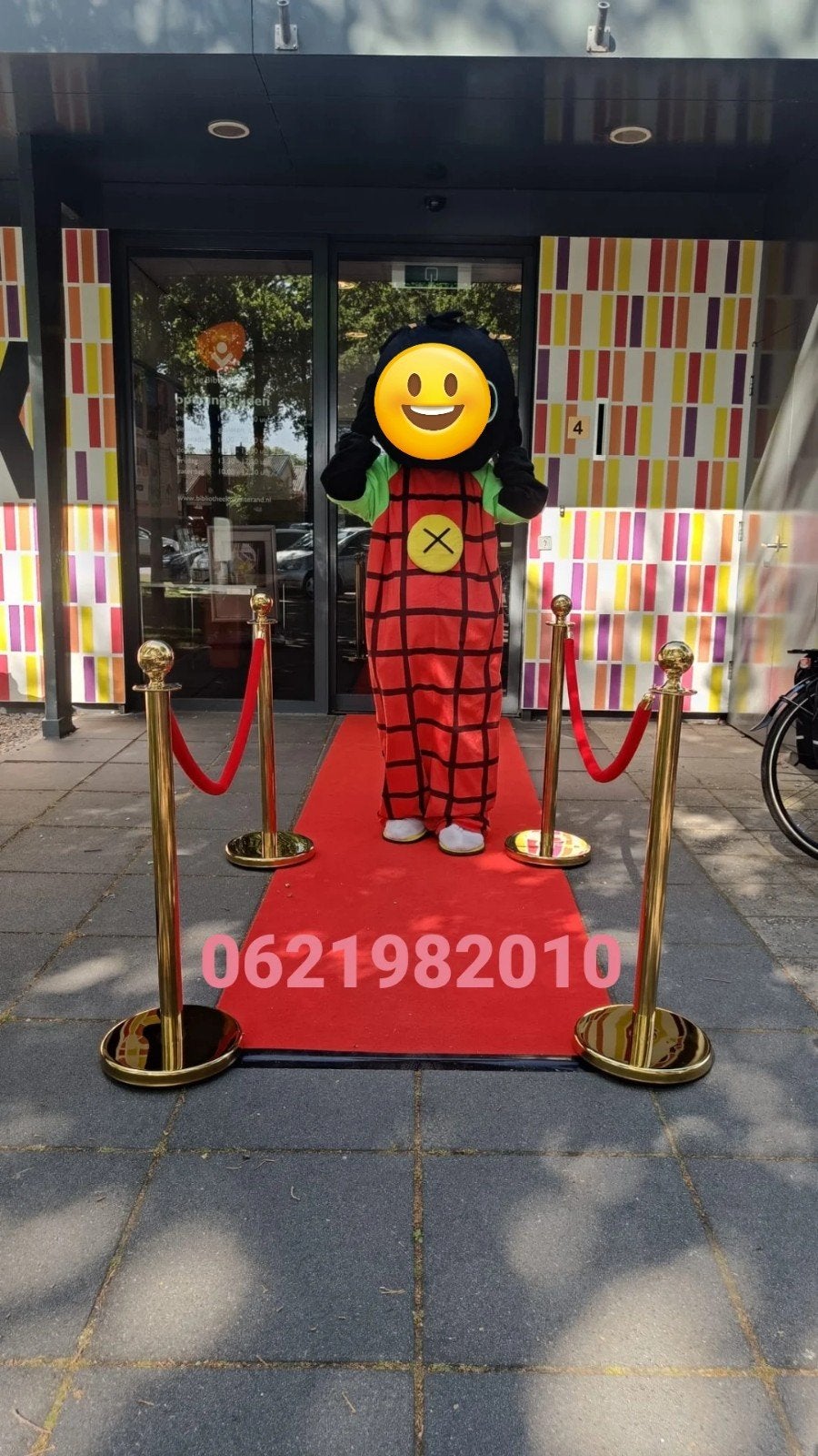 mascotte pak te huur rood/ zwart konijn, Ophalen of Verzenden, Zo goed als nieuw, Overige