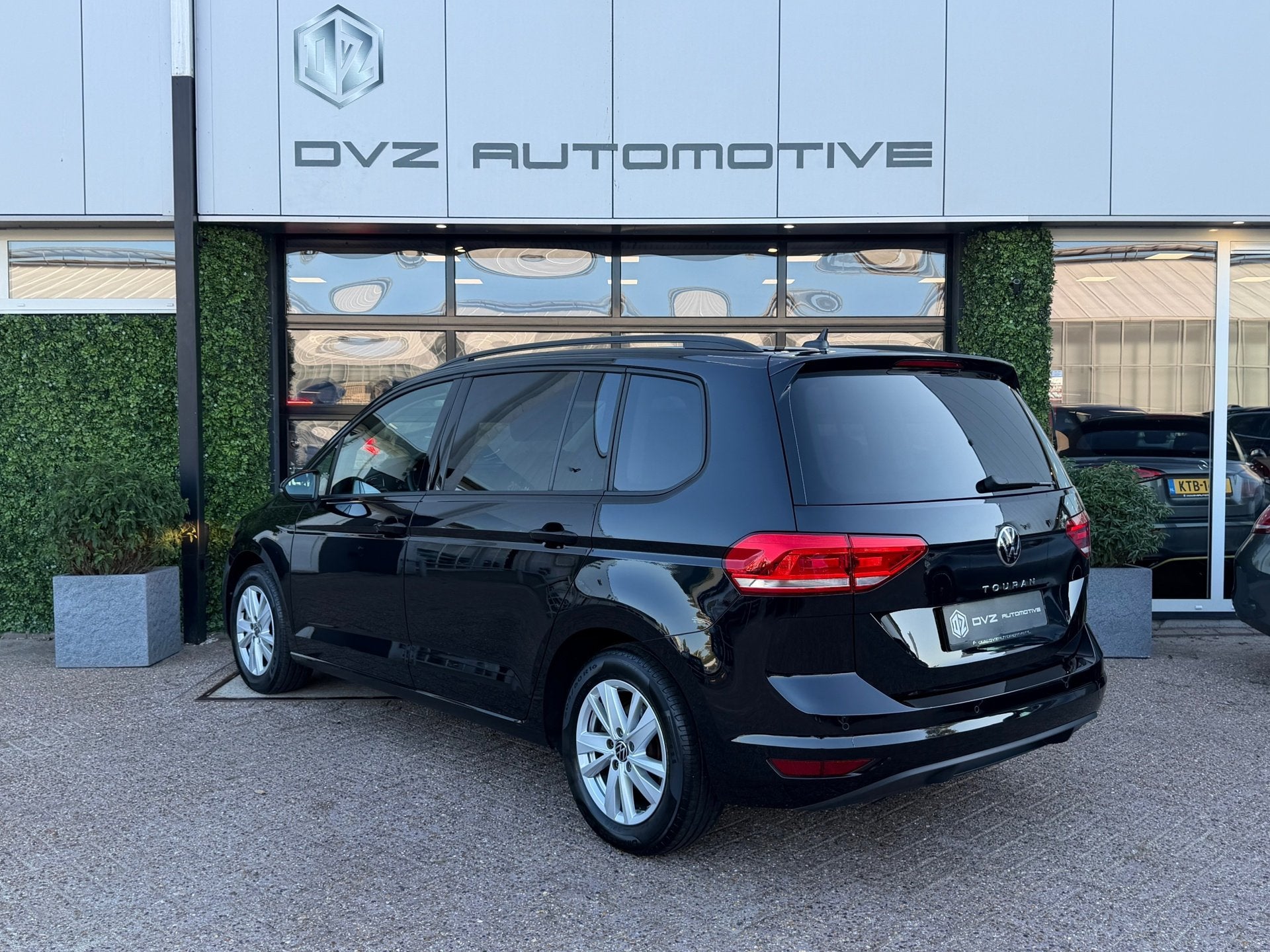 Volkswagen Touran 1.5 TSI 150PK DSG Comfortline | Navi | Mas, Auto's, Dealer onderhouden, Zwart, 4 cilinders, Origineel Nederlands