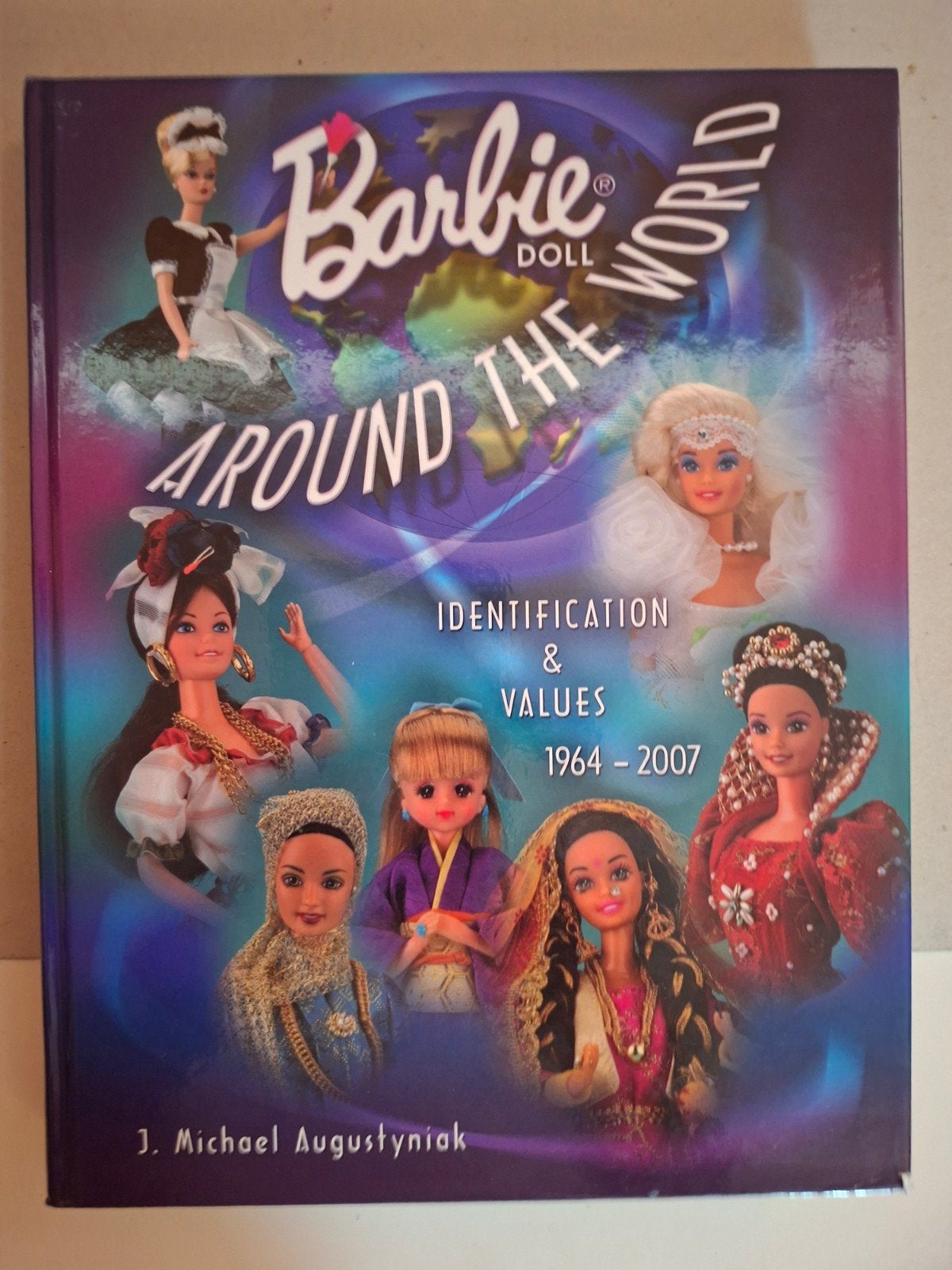 barbie doll around the world j.michael augustyniak, Verzamelen, Poppen, Verzenden, Zo goed als nieuw, Overige typen