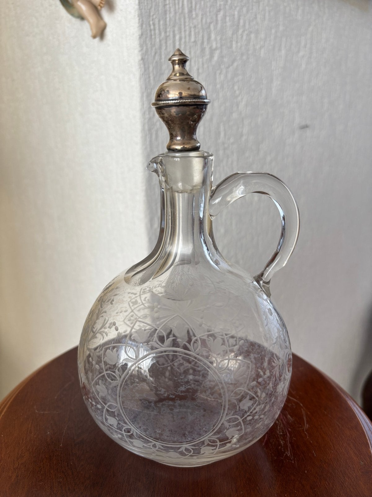 Antieke glazen karaf met zilveren dop en gravure, Ophalen