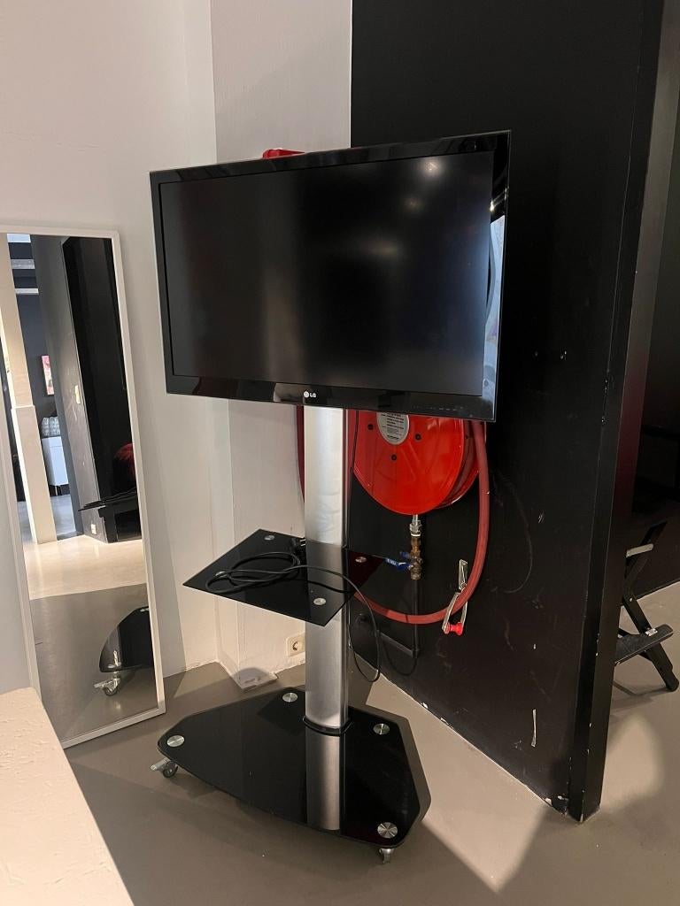 LG tv met standaard, Ophalen, Gebruikt, 50 Hz, 100 cm of meer