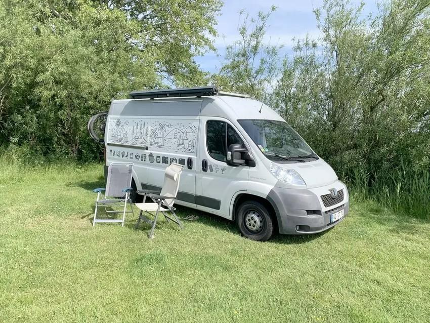 Knusse zelfgebouwde Peugeot Boxer camper met Duits kenteken, Caravans en Kamperen, Luifel, Chemisch toilet, Buscamper of Camperbus