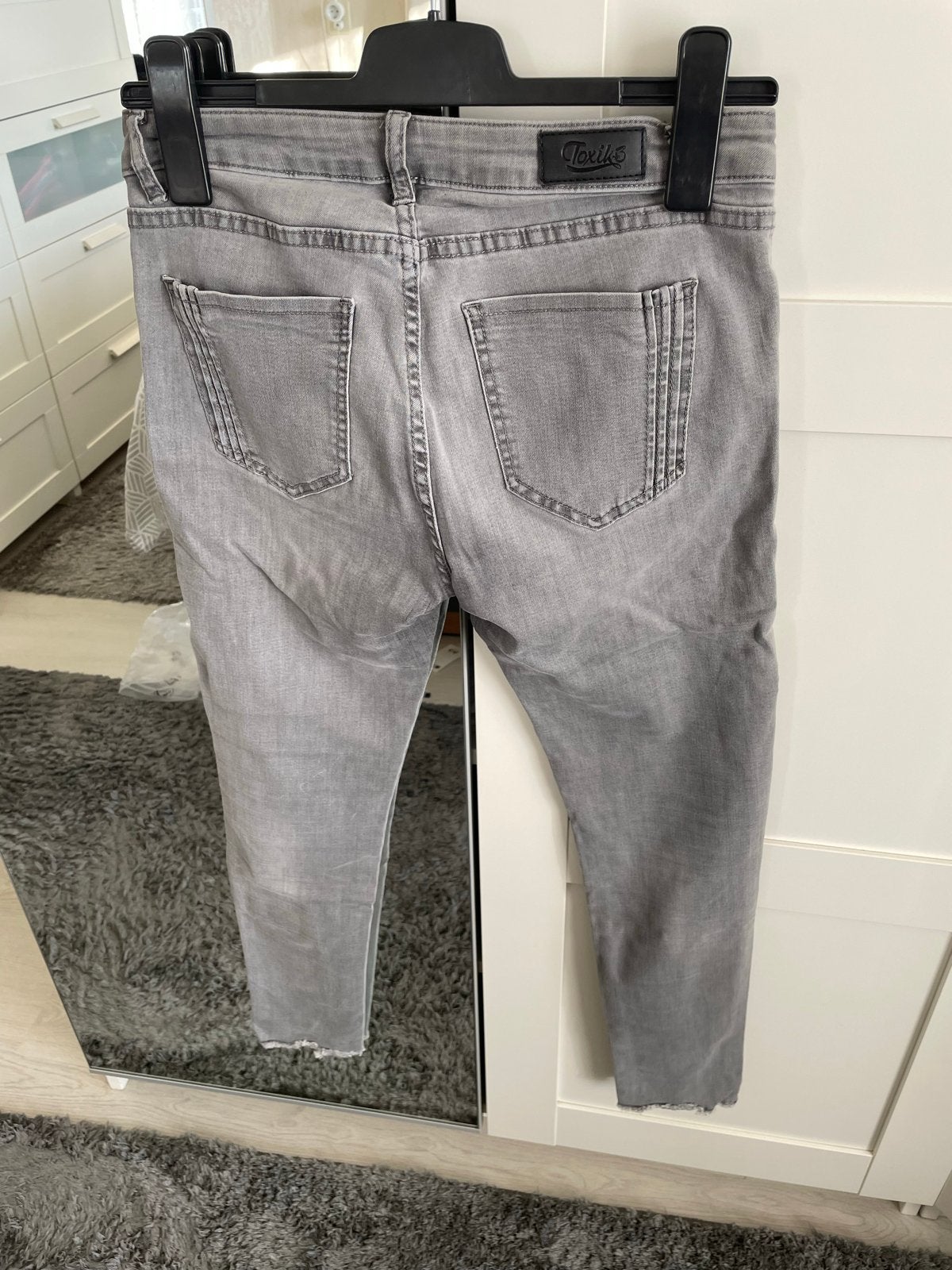 Grijze Toxik3 jeans met gerafelde pijpen, Maat 38/40 (M), Ophalen of Verzenden, Gedragen, Grijs