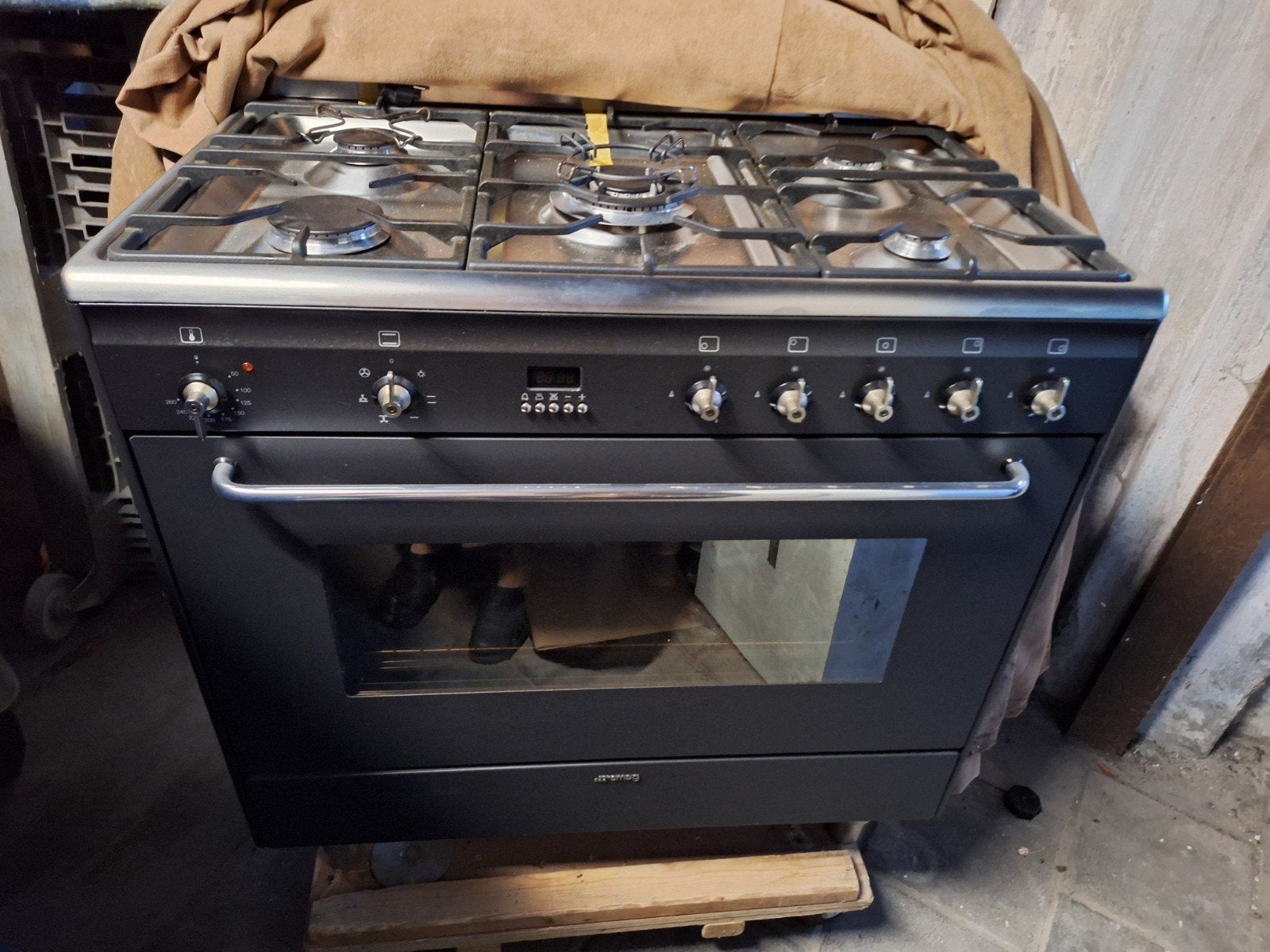 Smegg gasfornuis 5 pits nieuwstaat bieden, Ophalen, Minder dan 85 cm, 4 kookzones, Gas