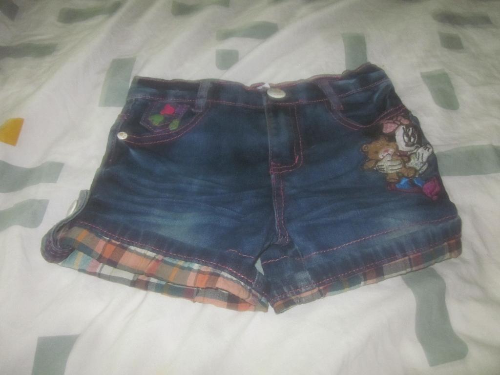 Mooi kort spijkerbroekje Minnie Mouse met beer maat 110 zgan, Kinderen en Baby's, Kinderkleding | Maat 110, Ophalen of Verzenden