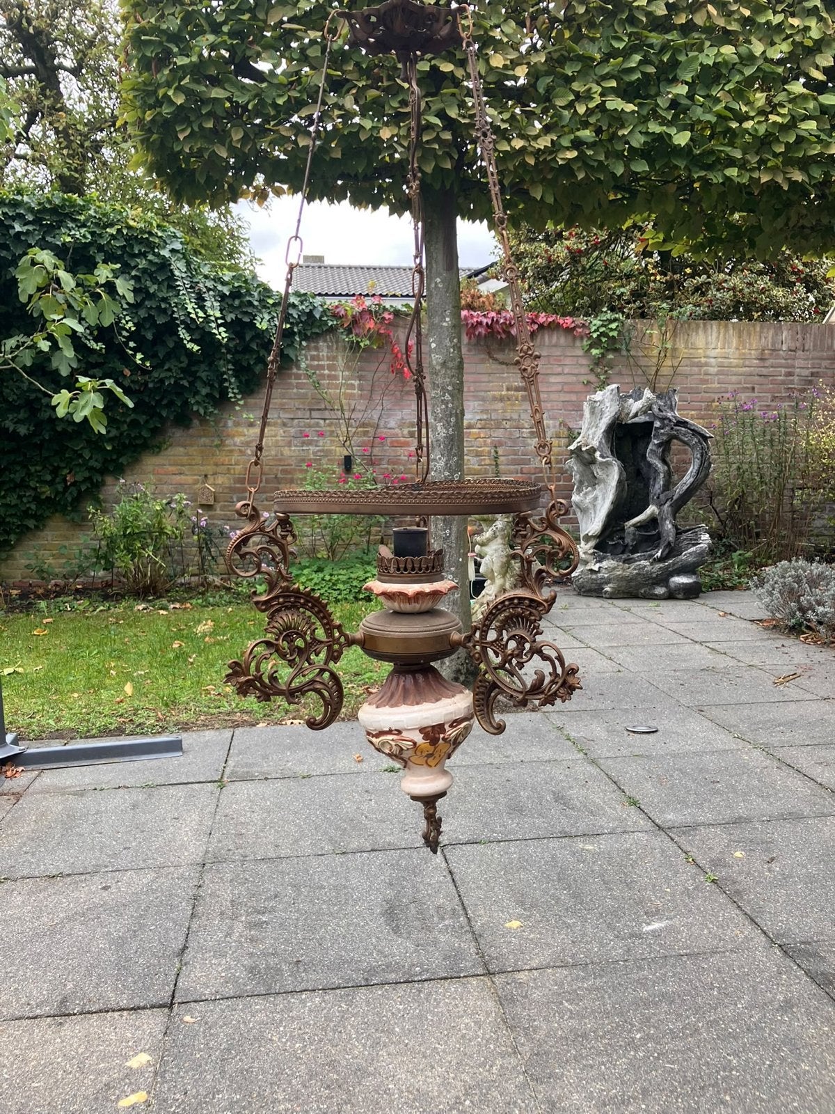 Antieke olielamp hanglamp met sierlijke bronzen details., Ophalen