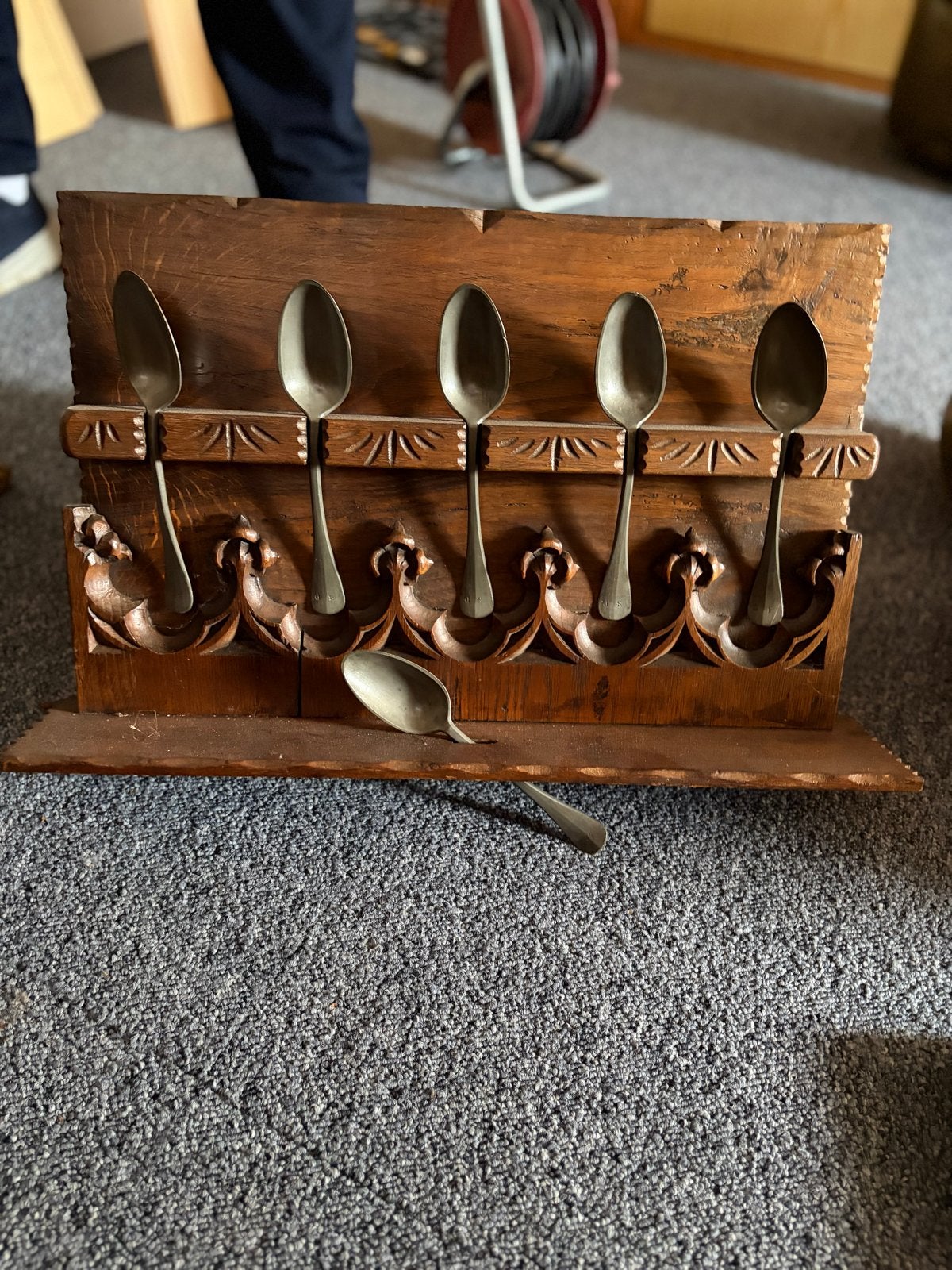 Antieke houten lepelrek met tinnen lepels, Ophalen of Verzenden