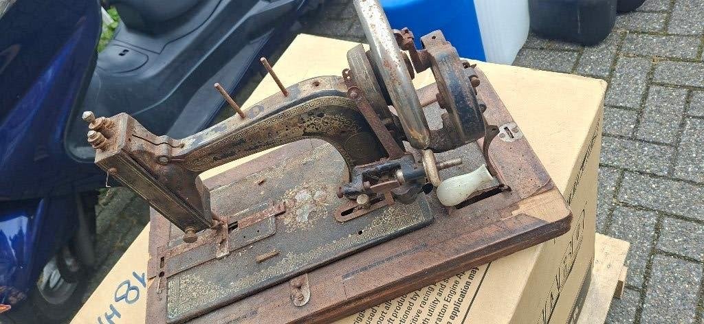 oude naaimachine GRATIS, Antiek en Kunst, Antiek | Naaimachines, Ophalen