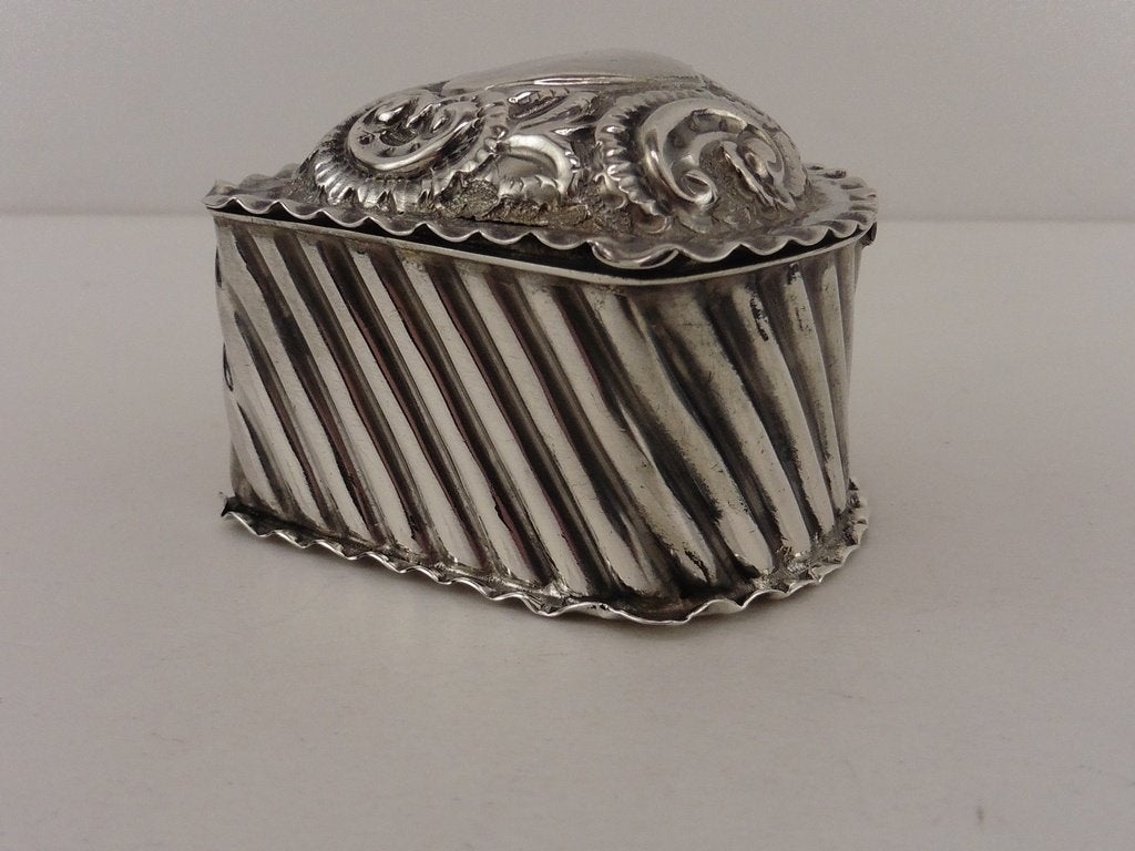 Zilveren pillendoosje                                   Z154, Antiek en Kunst, Antiek | Goud en Zilver, Ophalen of Verzenden, Zilver