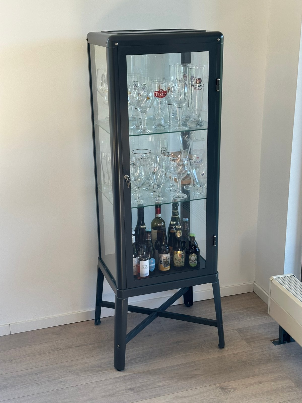 Vitrinekast FABRIKÖR Ikea donkergrijs, Huis en Inrichting, Kasten | Vitrinekasten, Ophalen, 50 tot 100 cm, Zo goed als nieuw, Minder dan 100 cm
