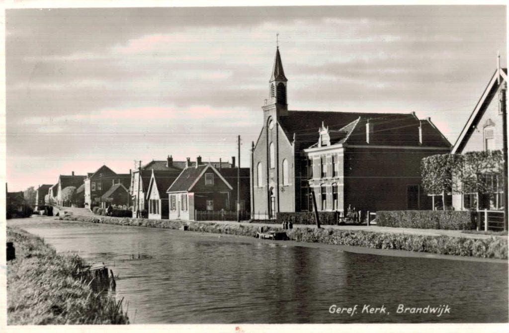 1956 BRANDWIJK Geref Kerk aan water, Ophalen of Verzenden, 1940 tot 1960, Gelopen, Zuid-Holland