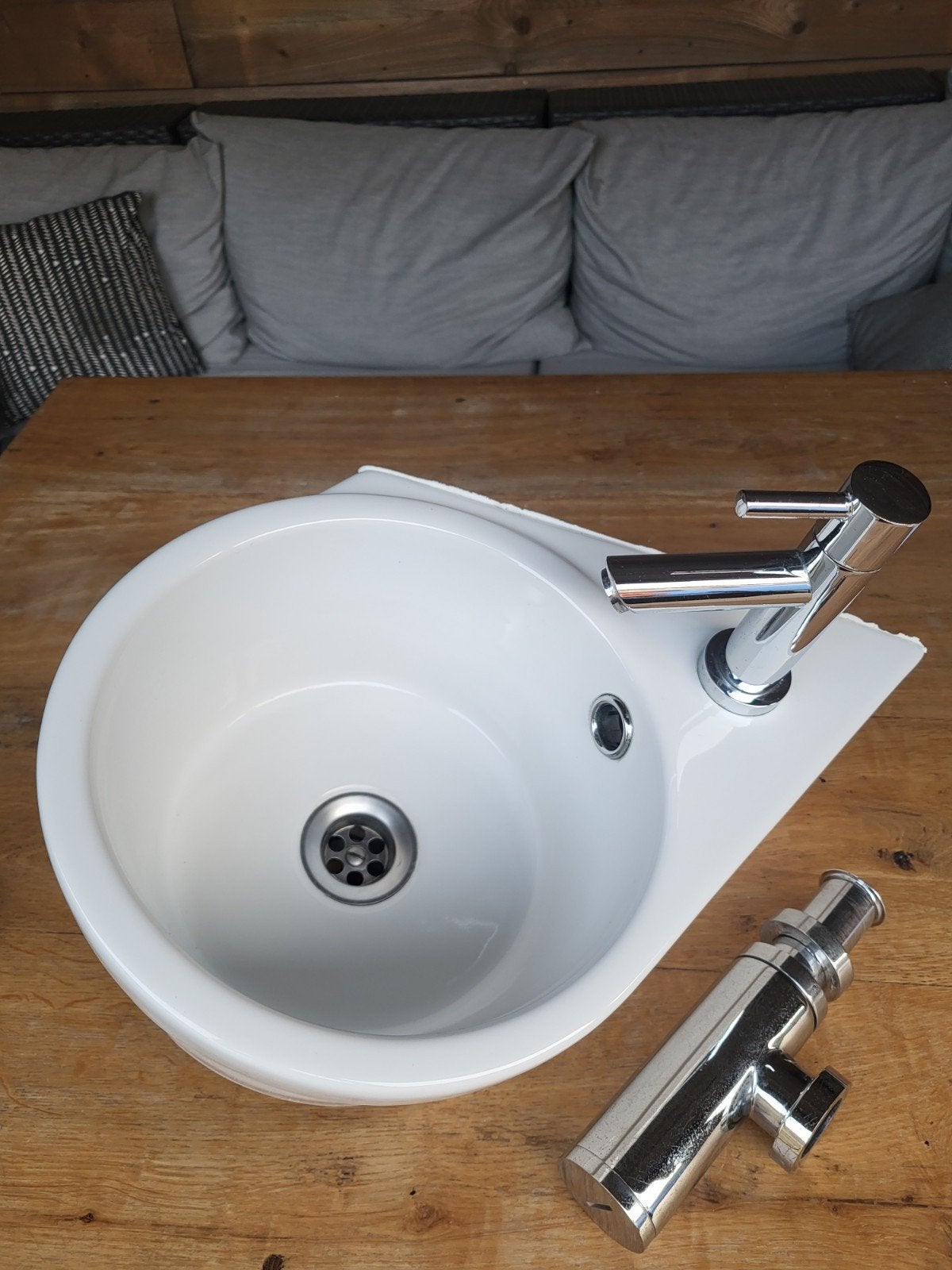 Sanidusa toiletfontein compleet met kraan en afvoer, Ophalen of Verzenden, Gebruikt, Steen, Toilet