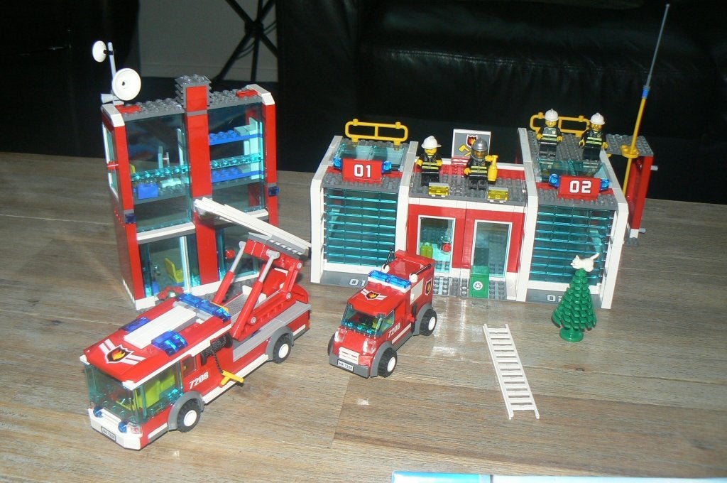 Te koop: Lego City Brandweerkazerne 7208 met boekjes, Kinderen en Baby's, Speelgoed | Duplo en Lego, Lego, Compleet, Ophalen of Verzenden