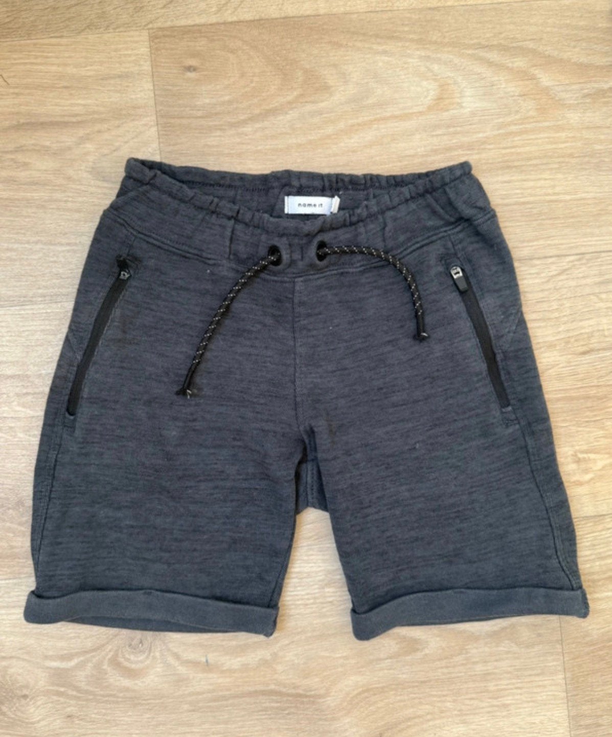Mooie donkergrijze korte broek  Name it - maat 116, Kinderen en Baby's, Kinderkleding | Maat 116, Ophalen of Verzenden, Zo goed als nieuw