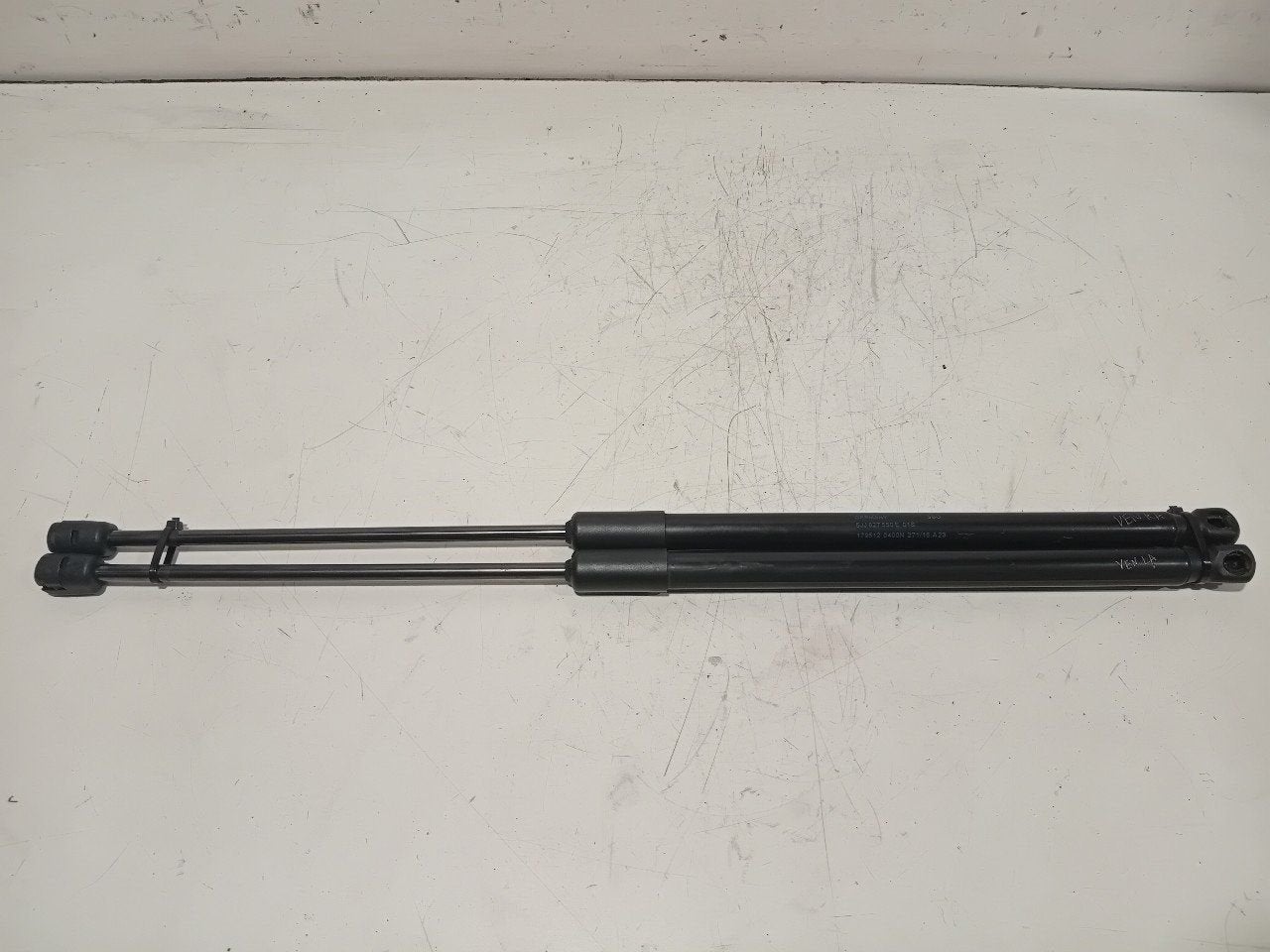 Gasdrukveerset achter Skoda Rapid, Onderdelen@venauto.nl, Van der Ven Autorecycling B.V., Gebruikt, Ettenseweg 76, 4706 PB Roosendaal, The Netherlands