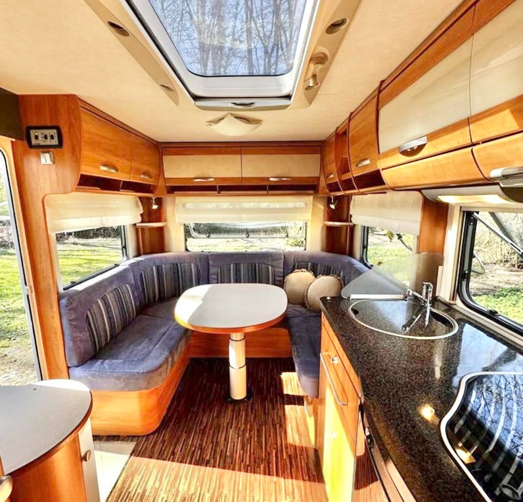 Eriba Nova 530 GL 2009 –  airco, mover, lengtebedden, netjes, Caravans en Kamperen, Schokbreker, Rondzit, Particulier, 2 aparte bedden