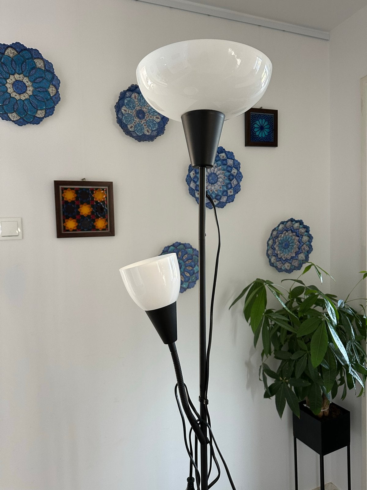 IKEA TÅGARP staande uplight/leeslamp, zwart/wit, Huis en Inrichting, Lampen | Vloerlampen, Ophalen, Kunststof, E27 (groot), Zo goed als nieuw