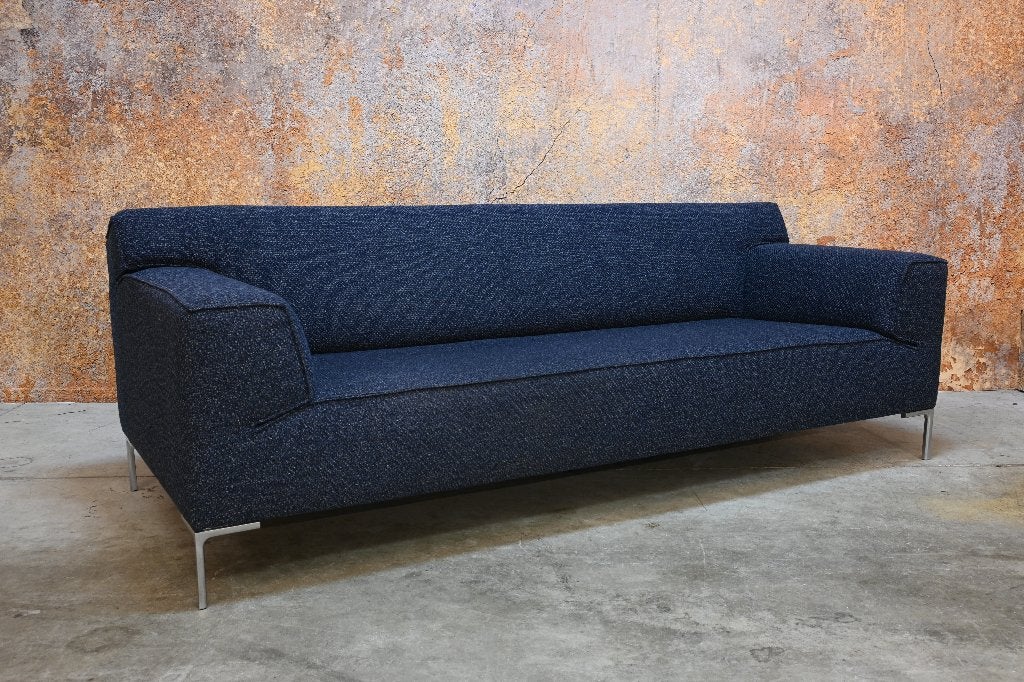 ZGANieuw blauwe stoffen Design on Stock Bloq 3 zitsbank, Huis en Inrichting, Banken | Bankstellen, Design on Stock, 75 tot 100 cm