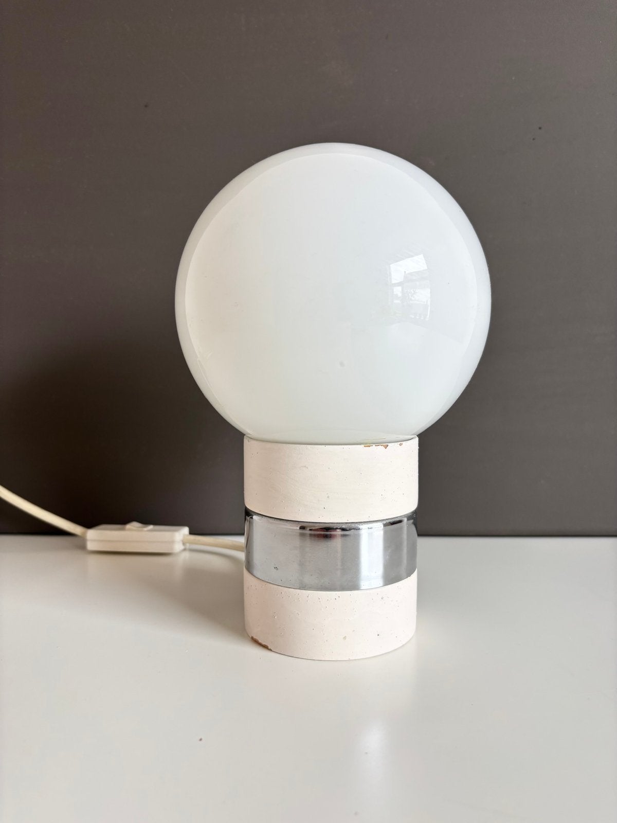 Vintage space age tafellamp met opaalglazen bol uit 70s, Met schakelaar, Wit, Gebruikt, -