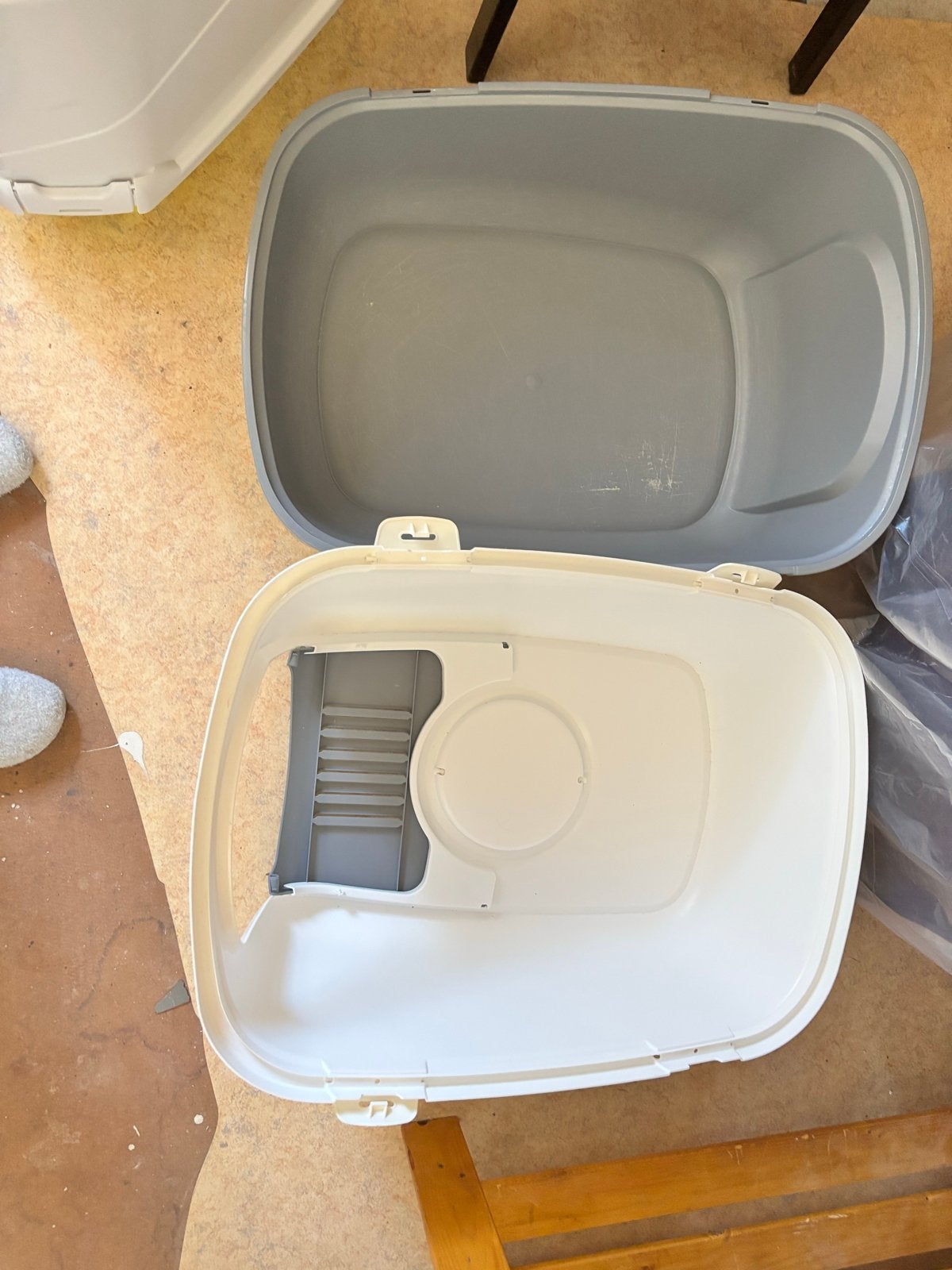 Large Covered Cat Litter Box / Grote Overdekte Kattenbak, Ophalen, Gebruikt, Gesloten