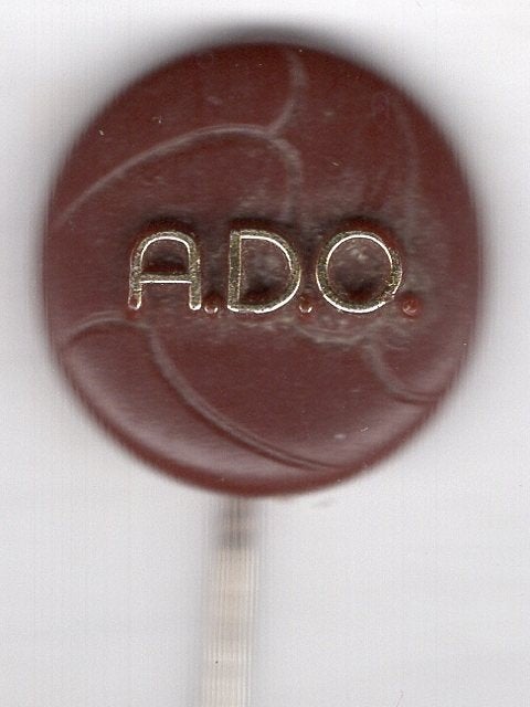 ADO A.D.O. bruin plastic voetbal club speldje ( Y_185), Ophalen of Verzenden, Zo goed als nieuw, Sport, Speldje of Pin