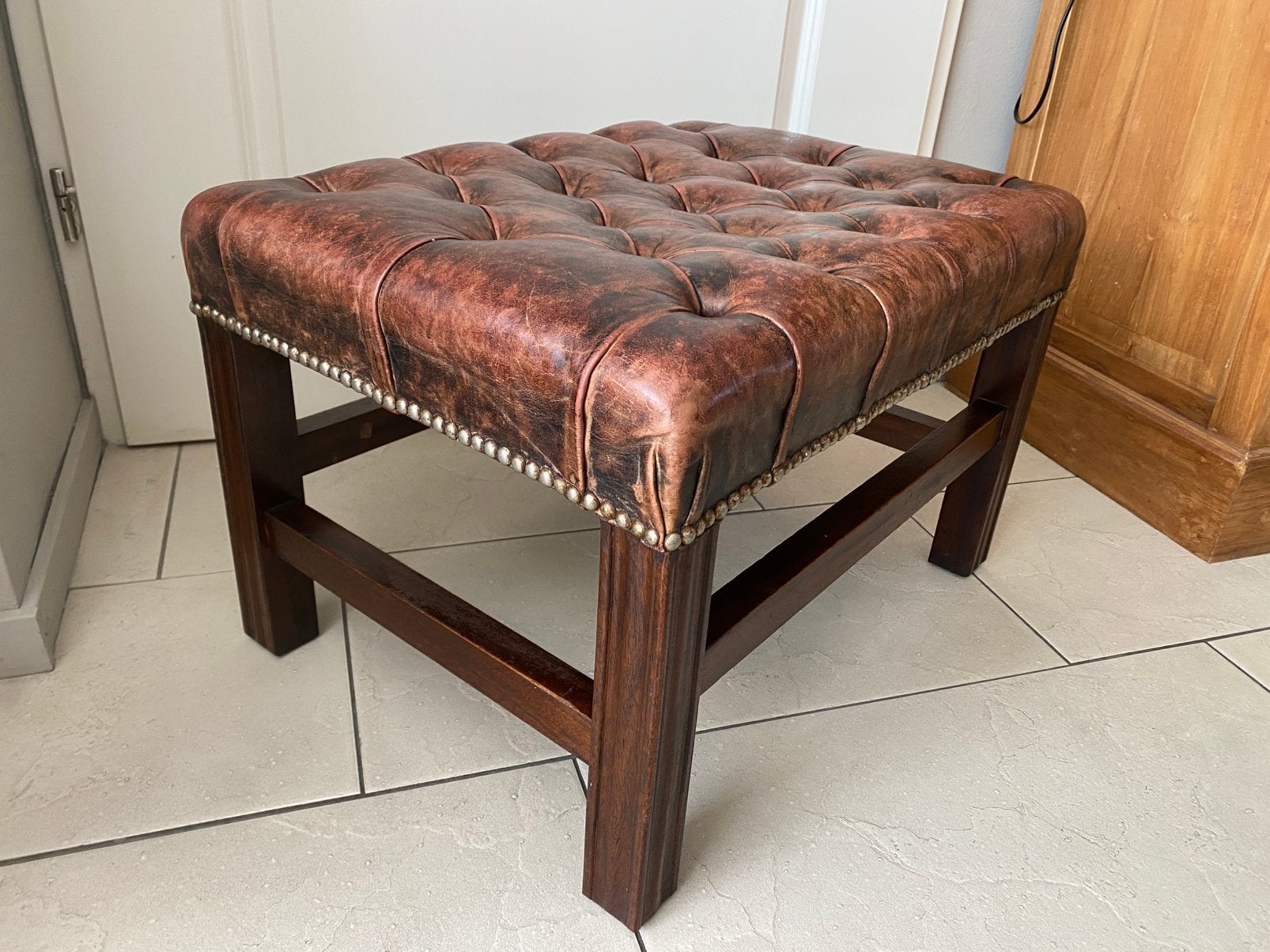 Chesterfield hocker vintage look., Huis en Inrichting, Banken | Voetenbanken en Poefen, Ophalen, Chesterfield., Leer, Zo goed als nieuw