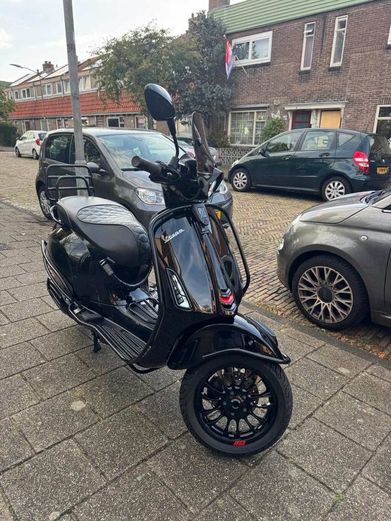 Vespa Sprint 2021 E5 Black on Black FULL OPTIONS!!, Fietsen en Brommers, Ophalen, Overige modellen, Maximaal 45 km/u, Zo goed als nieuw