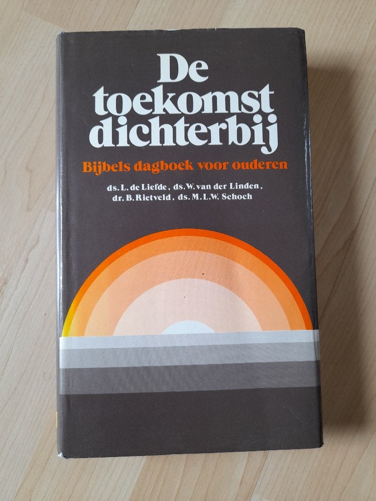 DE TOEKOMST DICHTERBIJ Bijbels dagboek voor ouderen, Ophalen of Verzenden, Gelezen