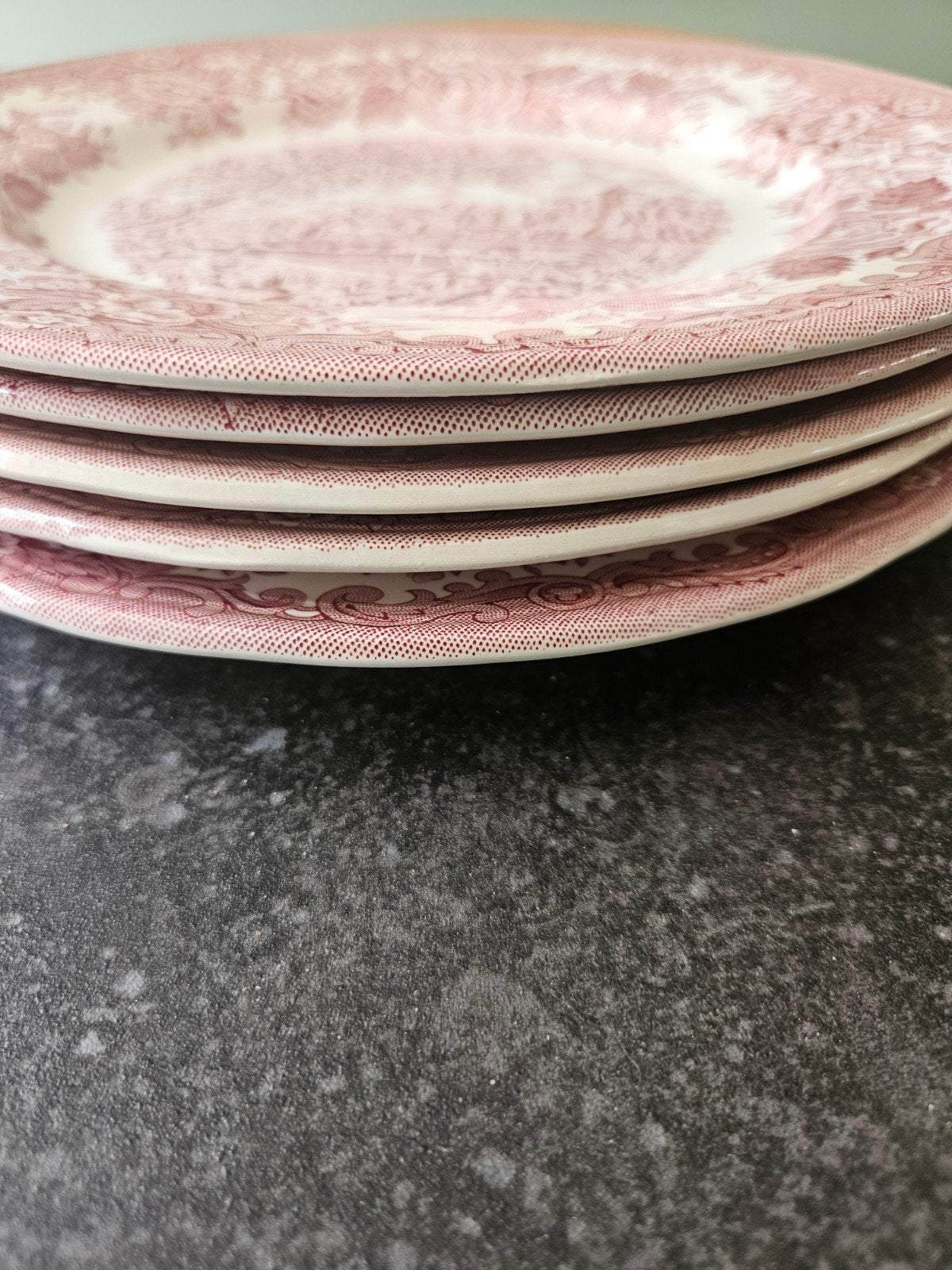 Set van 5 borden en 1 sauskom met rood decor. Staffordshire., Antiek en Kunst, Antiek | Servies los, Ophalen of Verzenden
