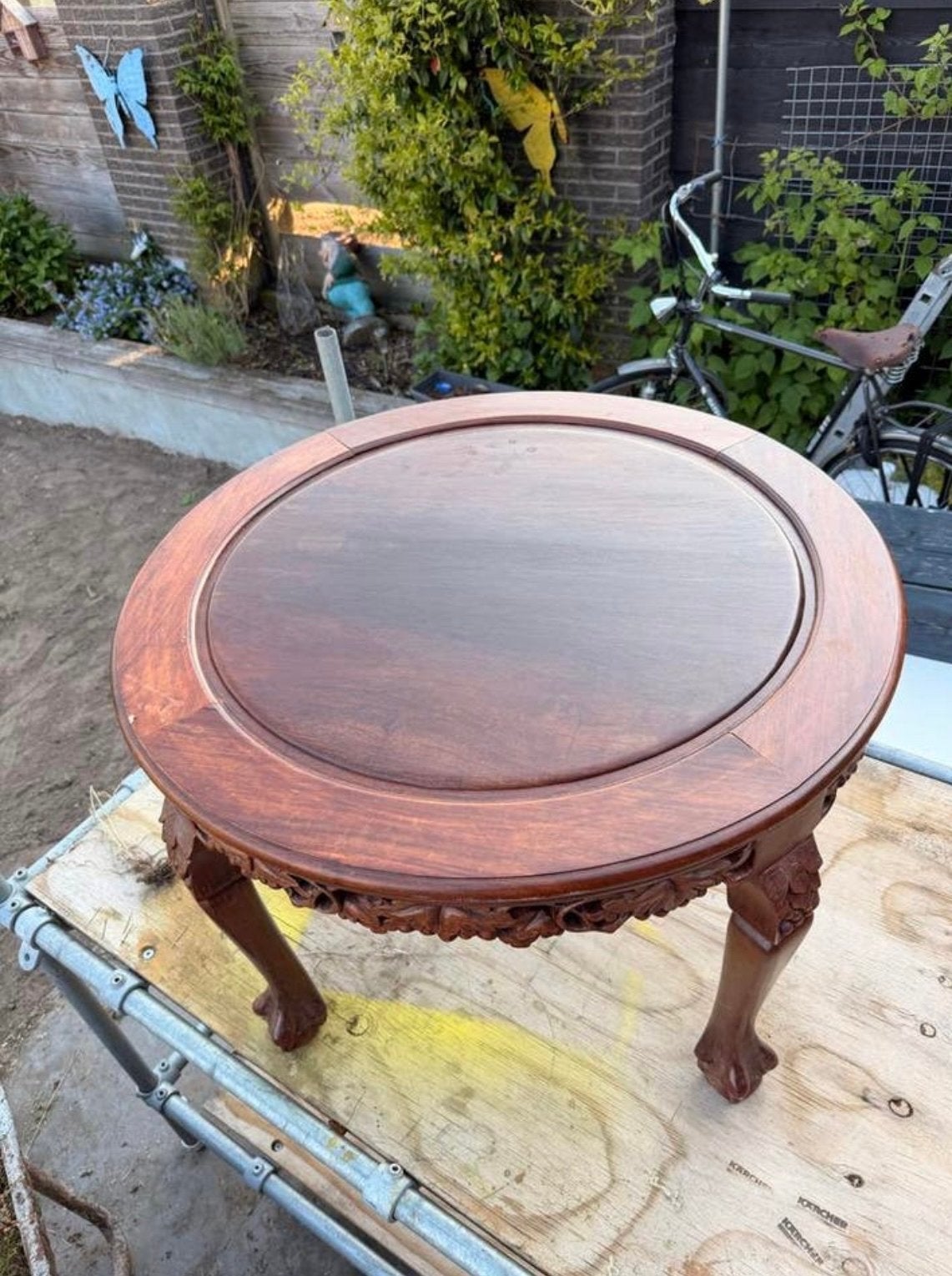 Antieke Chinese Bijzettafel met Handgesneden Details, Ophalen